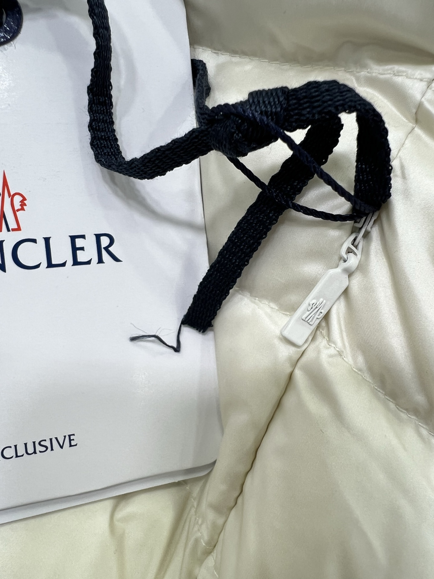 🔥🔥Moncler 25新款女式羽绒服马甲 温度与风度的完美平衡 90%珍稀鹅绒填充 零下无畏，轻盈锁温