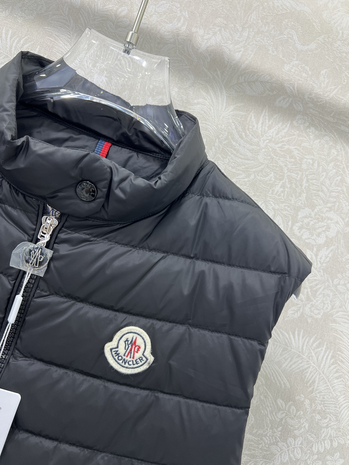 🔥🔥Moncler 25新款女式羽绒服马甲 温度与风度的完美平衡 90%珍稀鹅绒填充 零下无畏，轻盈锁温