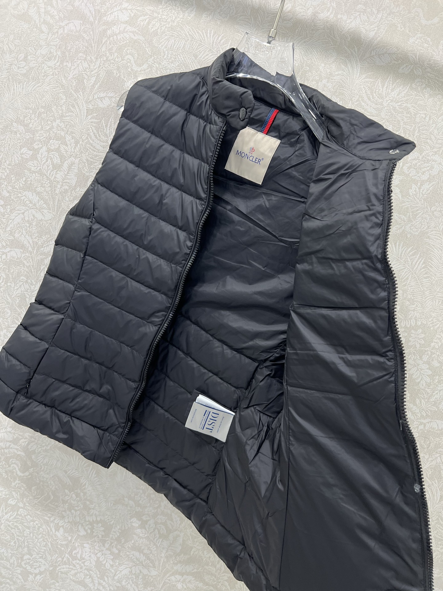 🔥🔥Moncler 25新款女式羽绒服马甲 温度与风度的完美平衡 90%珍稀鹅绒填充 零下无畏，轻盈锁温