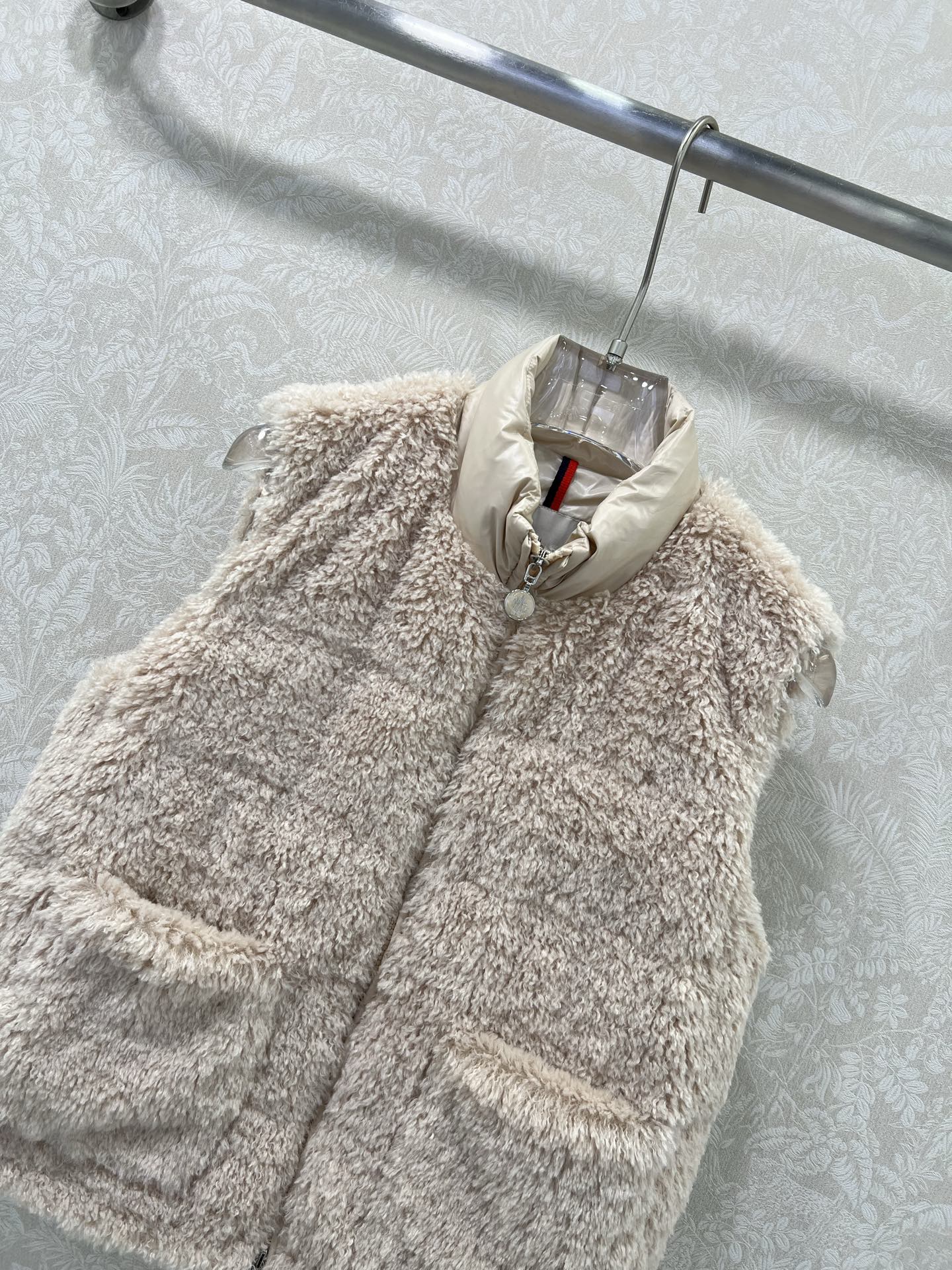 🔥🔥Moncler 25新款立领泰迪毛绒拼接毛绒羽绒背心马甲！冬天的神器早秋必备单品。立领绗缝短款版型百