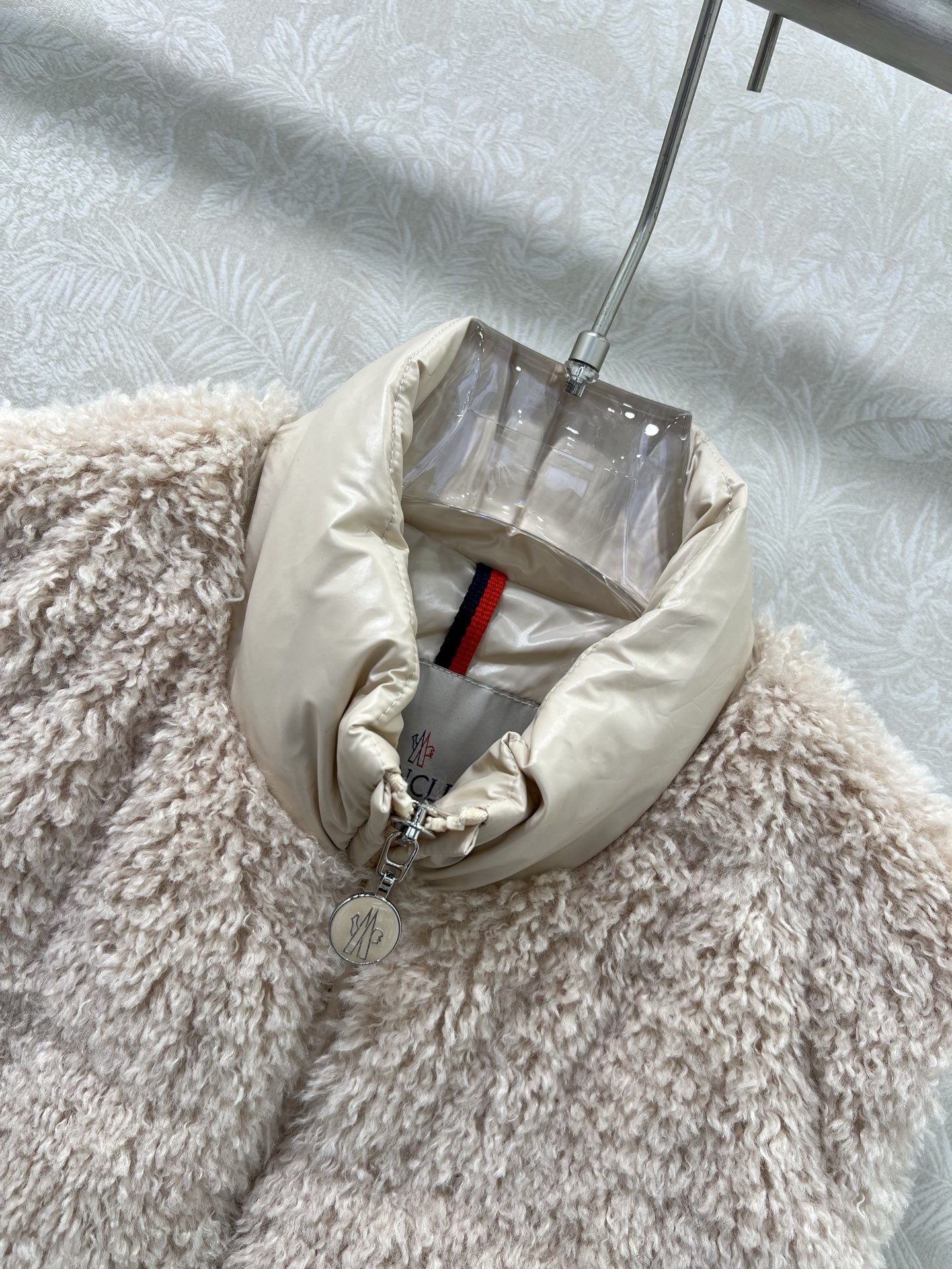 🔥🔥Moncler 25新款立领泰迪毛绒拼接毛绒羽绒背心马甲！冬天的神器早秋必备单品。立领绗缝短款版型百