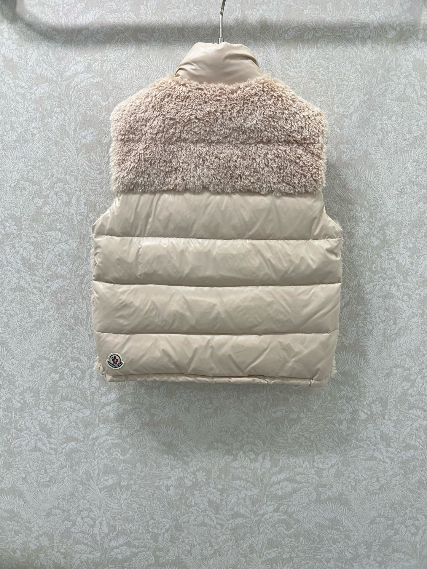 🔥🔥Moncler 25新款立领泰迪毛绒拼接毛绒羽绒背心马甲！冬天的神器早秋必备单品。立领绗缝短款版型百