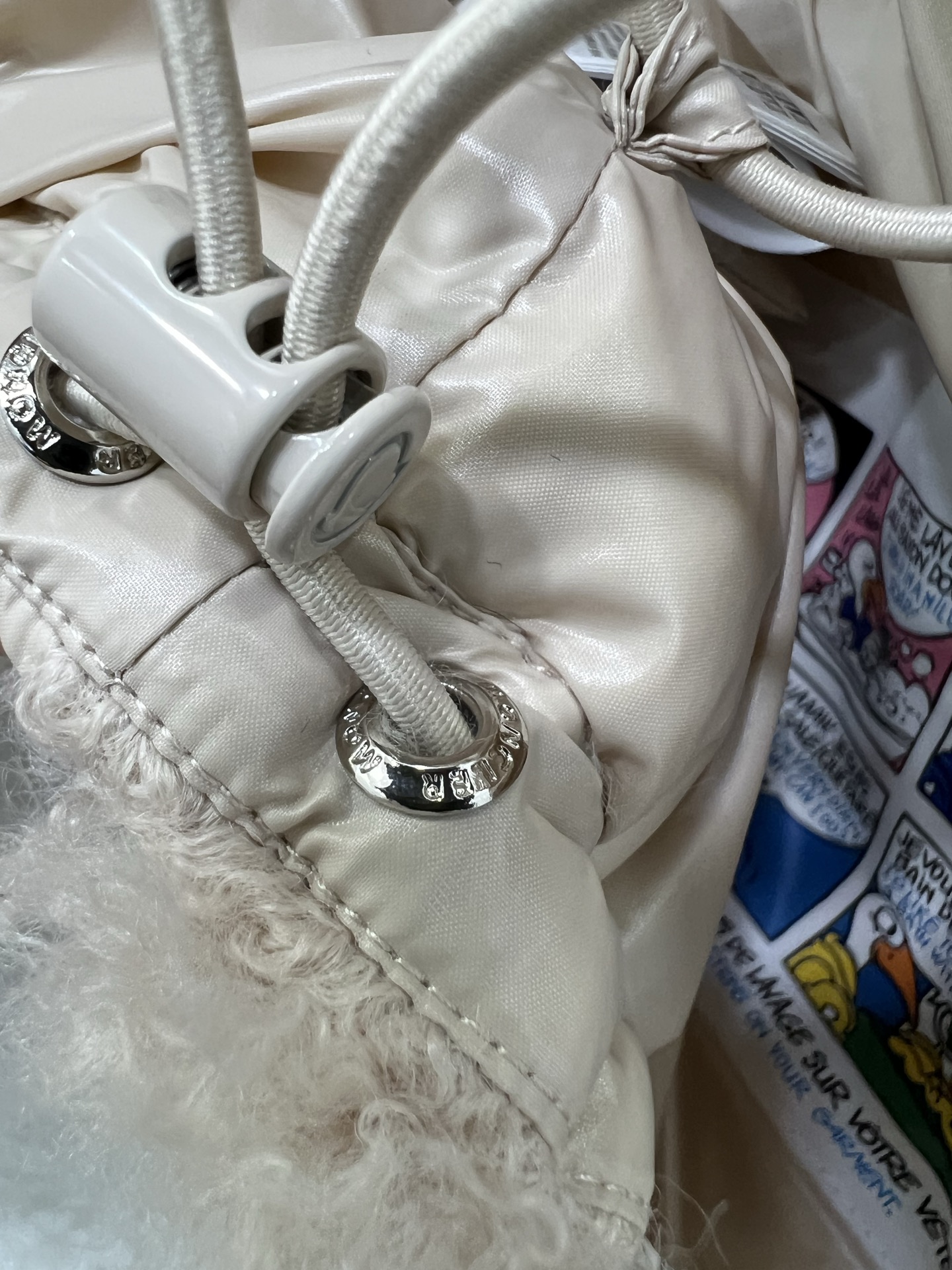 🔥🔥Moncler 25新款立领泰迪毛绒拼接毛绒羽绒背心马甲！冬天的神器早秋必备单品。立领绗缝短款版型百