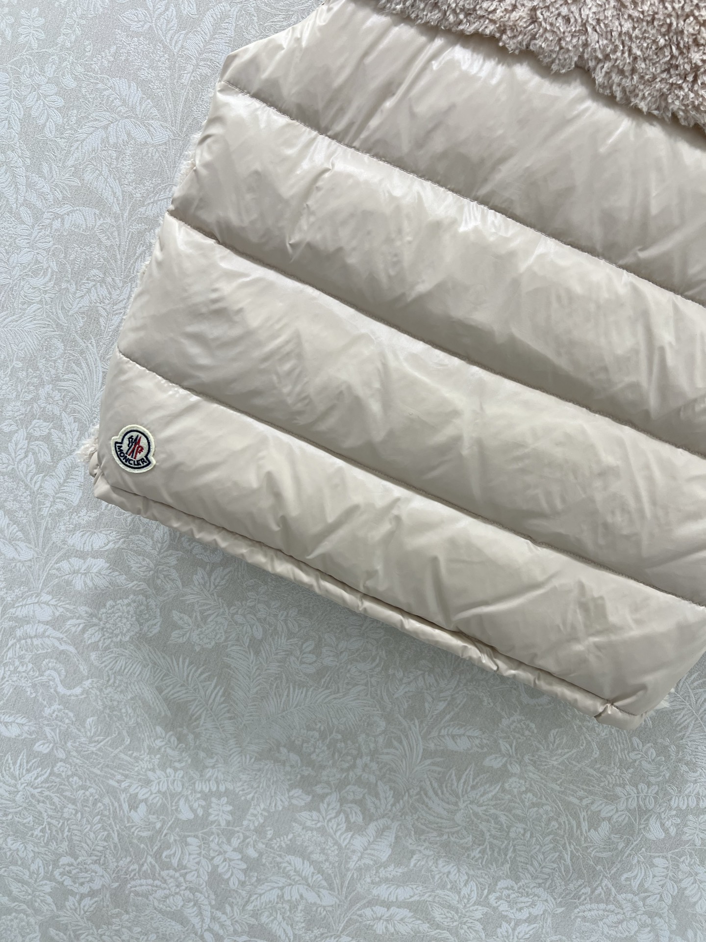 🔥🔥Moncler 25新款立领泰迪毛绒拼接毛绒羽绒背心马甲！冬天的神器早秋必备单品。立领绗缝短款版型百