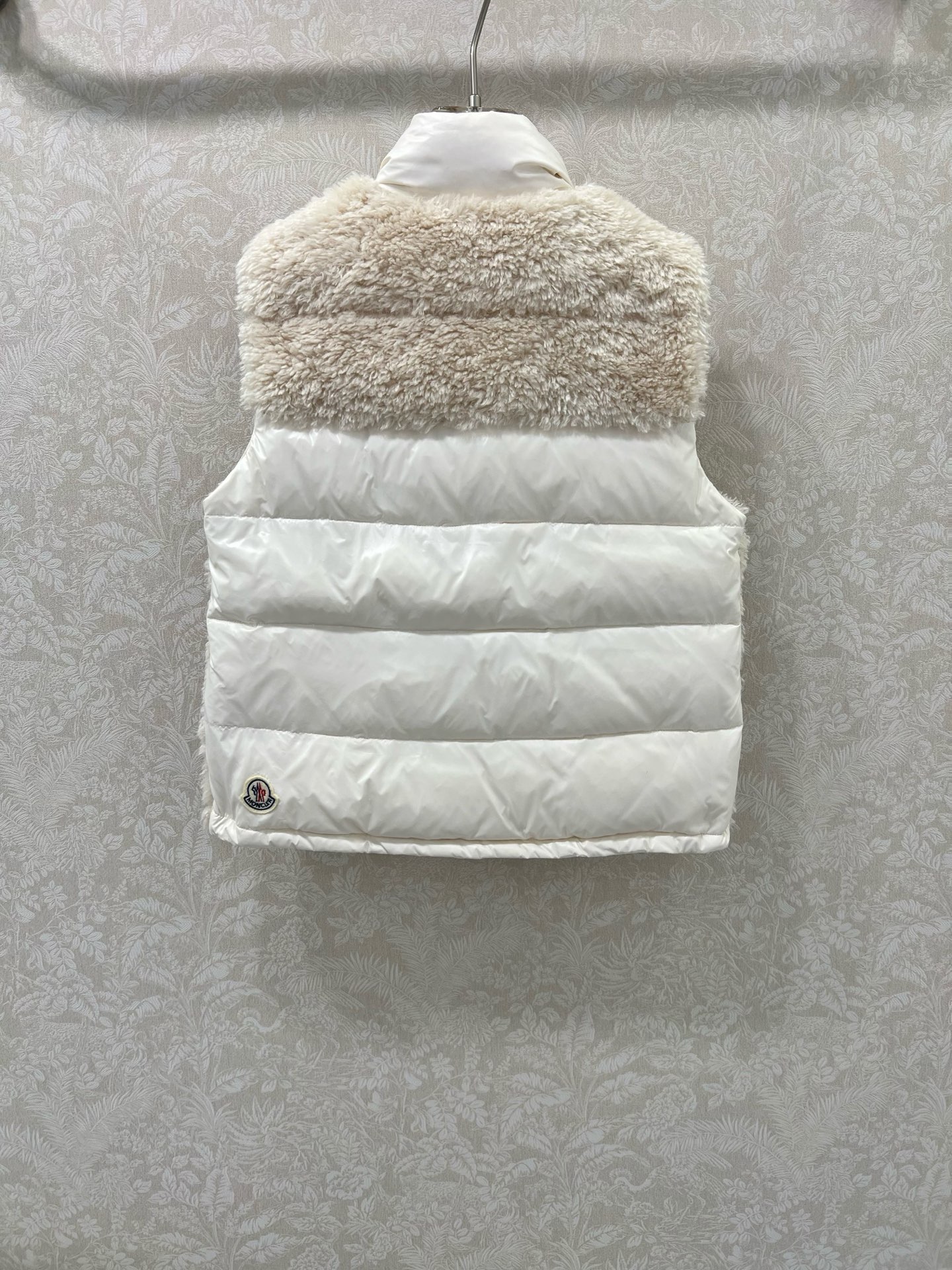 🔥🔥Moncler 25新款立领泰迪毛绒拼接毛绒羽绒背心马甲！冬天的神器早秋必备单品。立领绗缝短款版型百