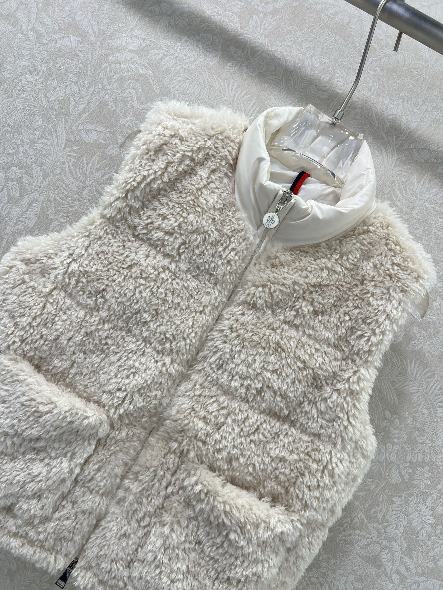 🔥🔥Moncler 25新款立领泰迪毛绒拼接毛绒羽绒背心马甲！冬天的神器早秋必备单品。立领绗缝短款版型百