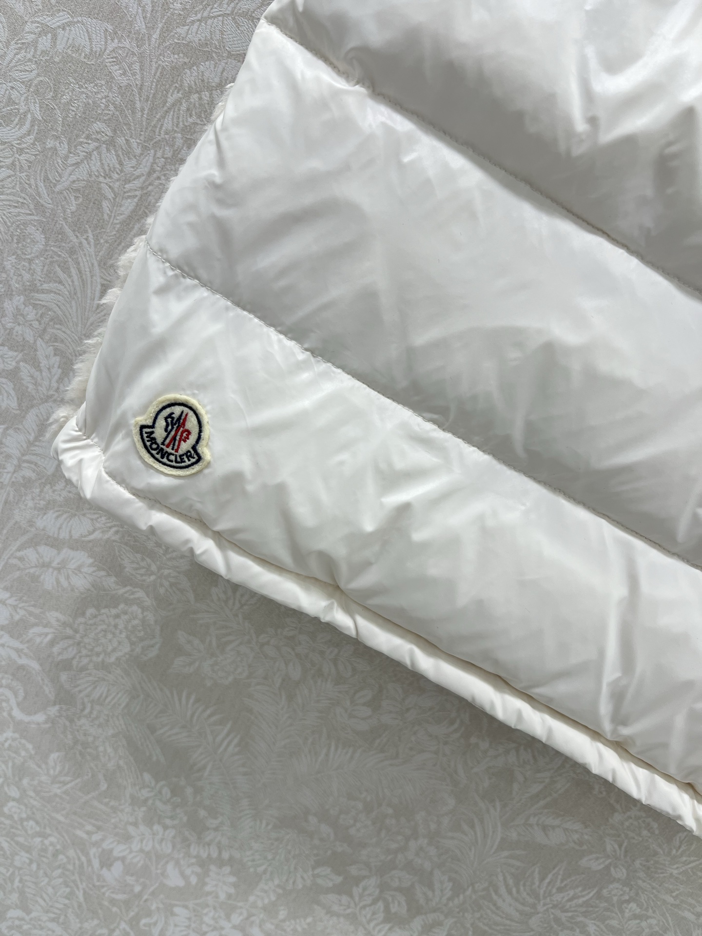 🔥🔥Moncler 25新款立领泰迪毛绒拼接毛绒羽绒背心马甲！冬天的神器早秋必备单品。立领绗缝短款版型百