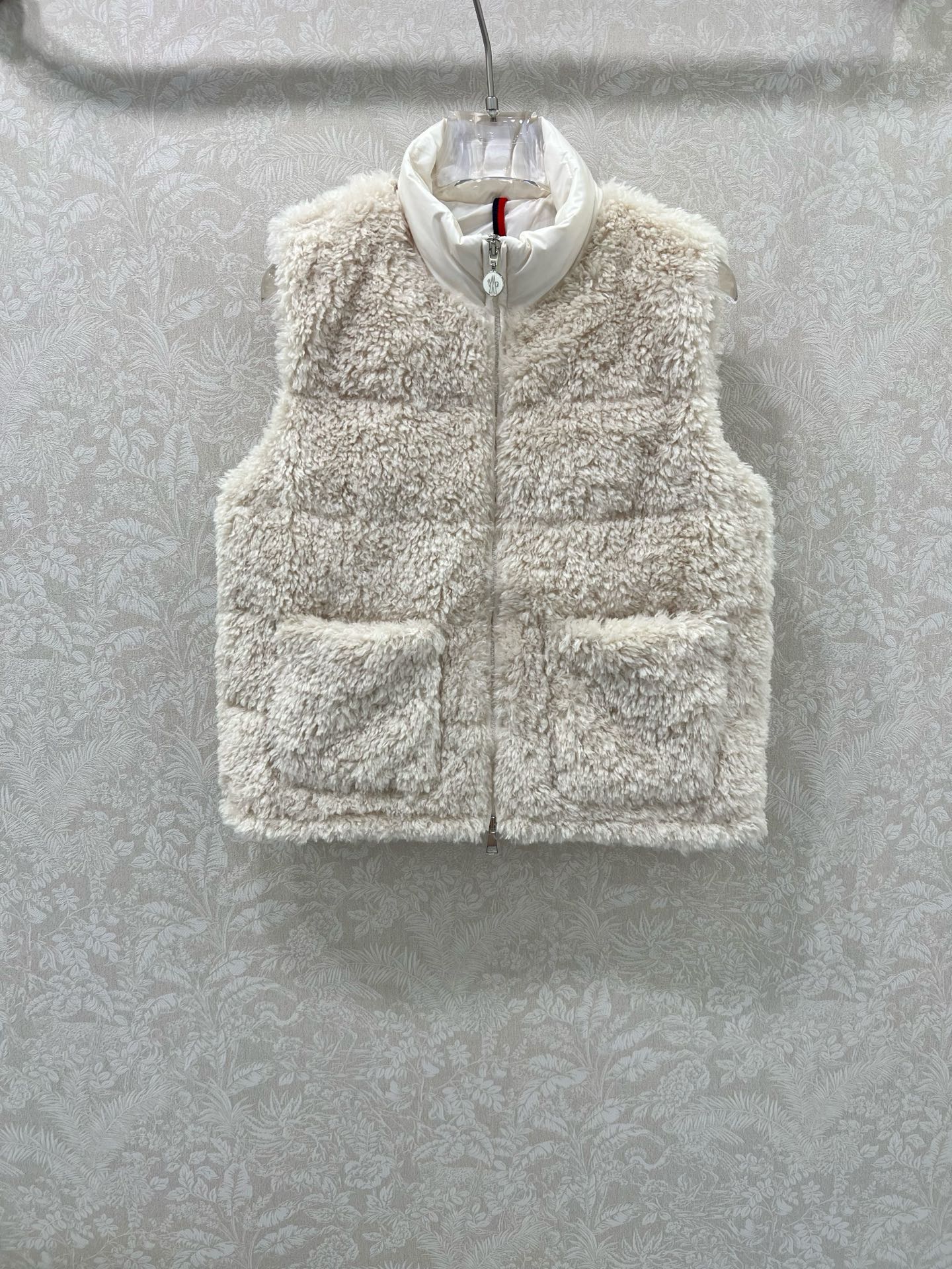 🔥🔥Moncler 25新款立领泰迪毛绒拼接毛绒羽绒背心马甲！冬天的神器早秋必备单品。立领绗缝短款版型百