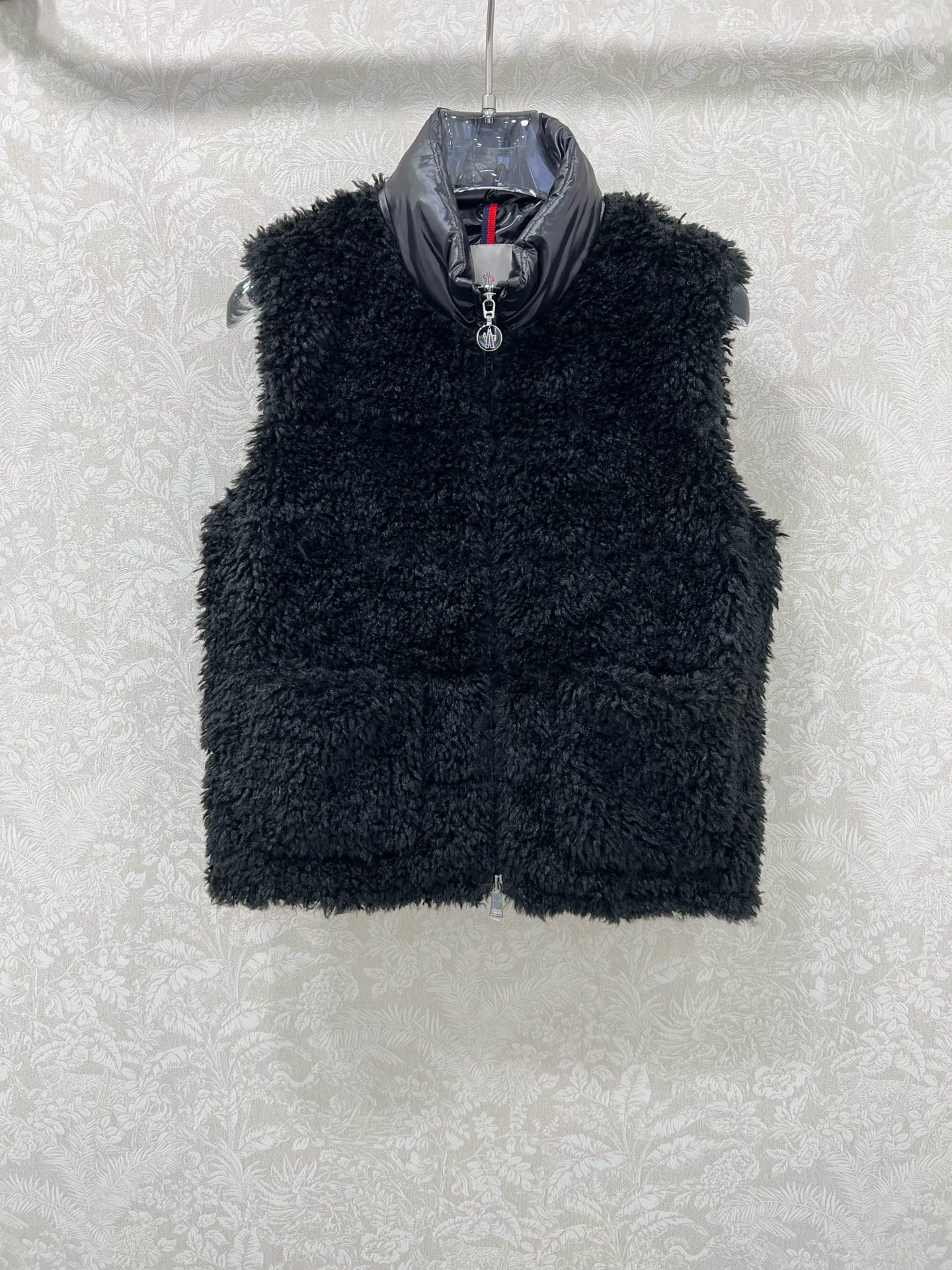 🔥🔥Moncler 25新款立领泰迪毛绒拼接毛绒羽绒背心马甲！冬天的神器早秋必备单品。立领绗缝短款版型百