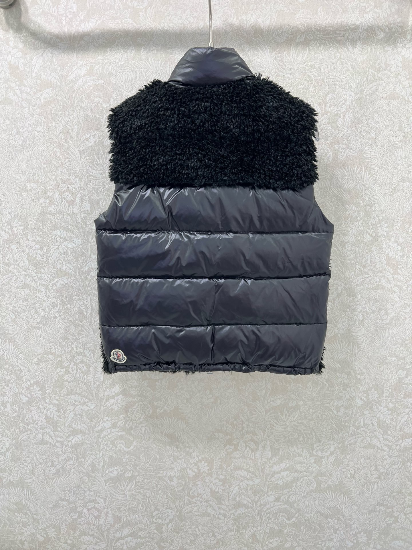 🔥🔥Moncler 25新款立领泰迪毛绒拼接毛绒羽绒背心马甲！冬天的神器早秋必备单品。立领绗缝短款版型百