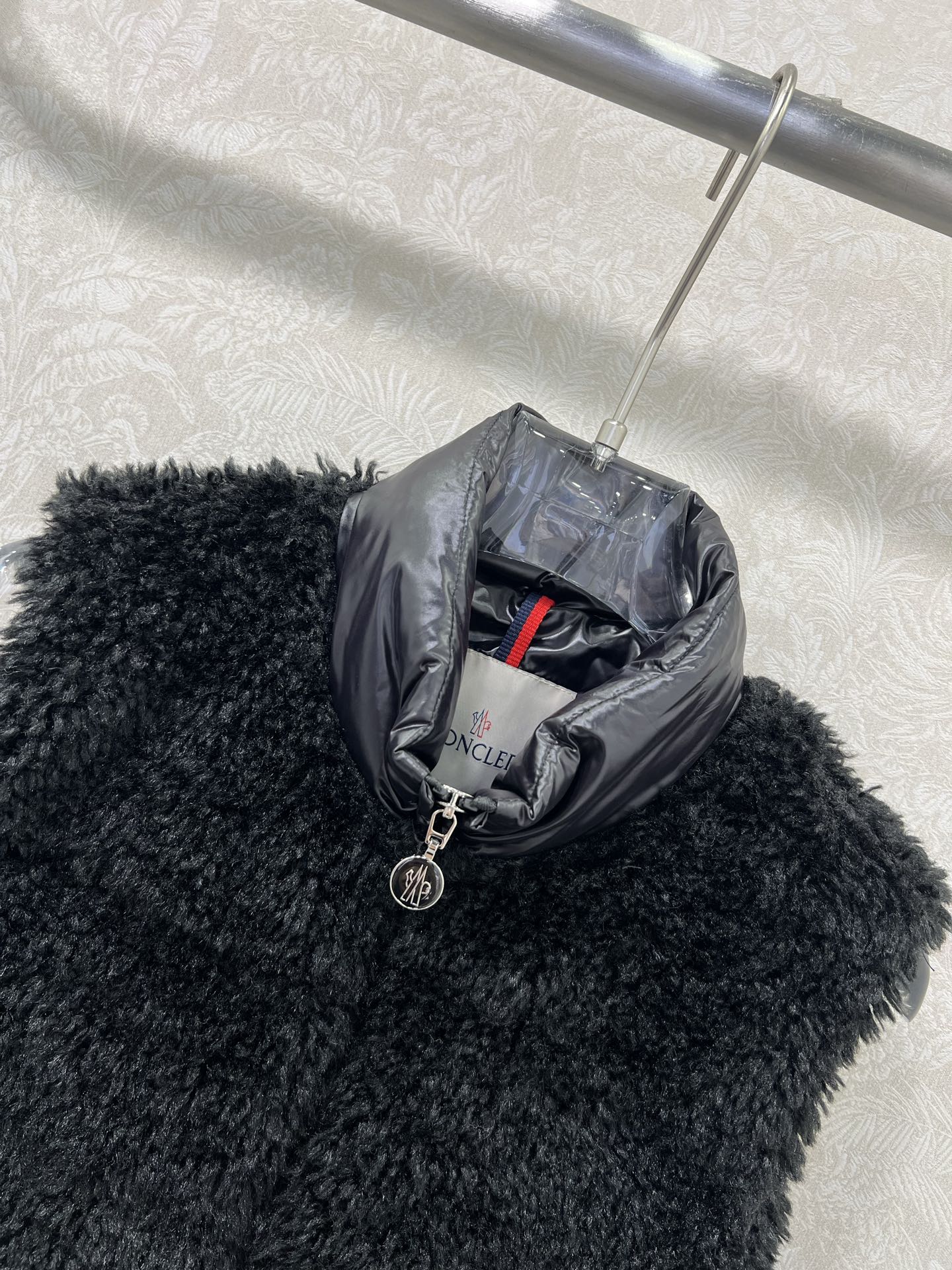 🔥🔥Moncler 25新款立领泰迪毛绒拼接毛绒羽绒背心马甲！冬天的神器早秋必备单品。立领绗缝短款版型百