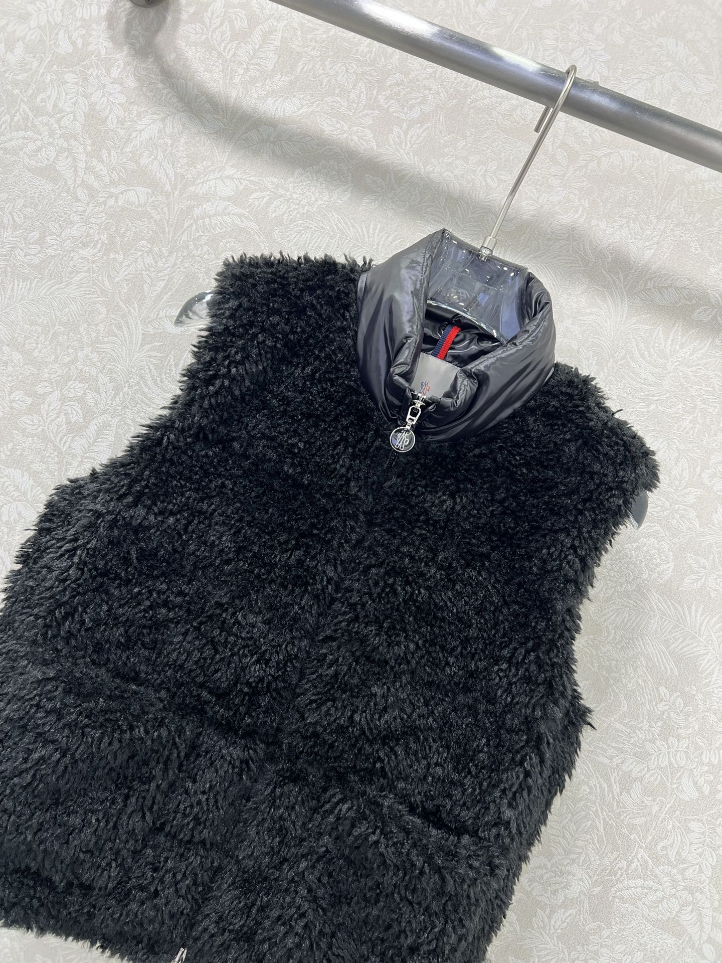 🔥🔥Moncler 25新款立领泰迪毛绒拼接毛绒羽绒背心马甲！冬天的神器早秋必备单品。立领绗缝短款版型百