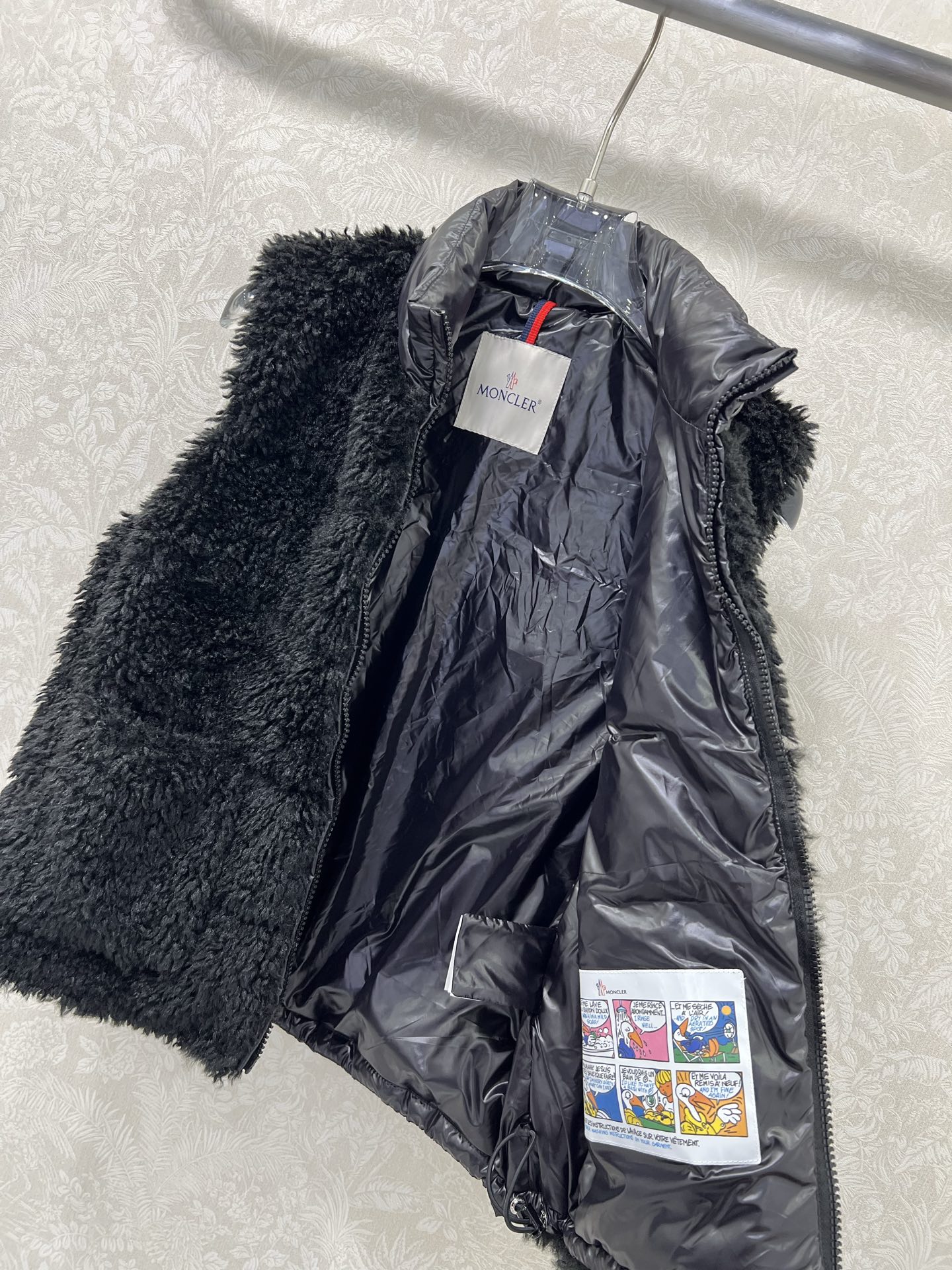 🔥🔥Moncler 25新款立领泰迪毛绒拼接毛绒羽绒背心马甲！冬天的神器早秋必备单品。立领绗缝短款版型百