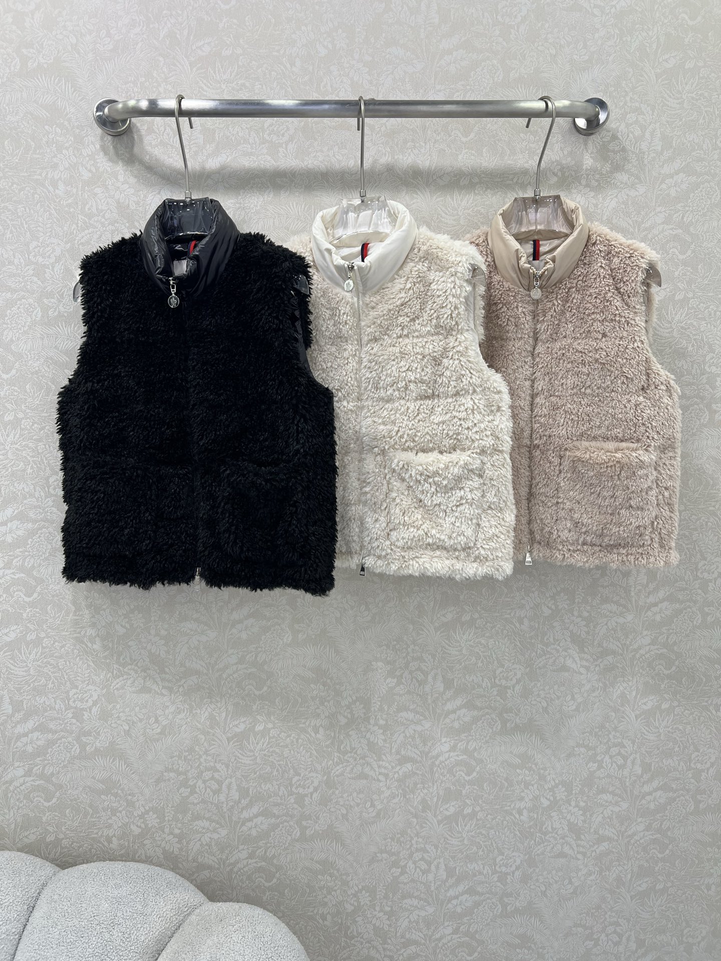🔥🔥Moncler 25新款立领泰迪毛绒拼接毛绒羽绒背心马甲！冬天的神器早秋必备单品。立领绗缝短款版型百