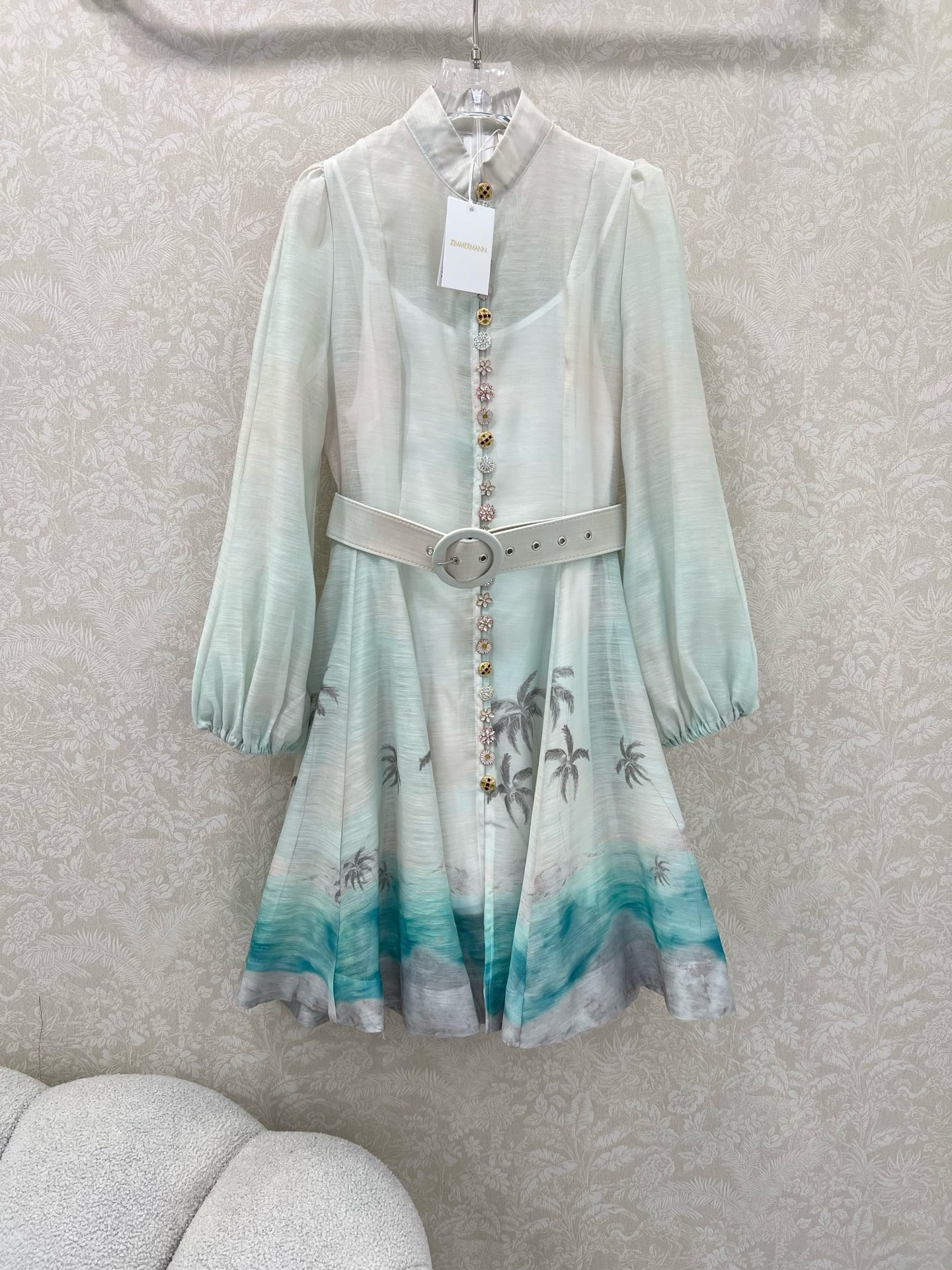 NO:639281,Zimmerman*/Merman 25 new ocean beach vacation series short dress with small stand-up collar and lantern sleeve design. Customized multi-treasure pattern hardware on the front. Super eye-catching. The cuffs are tightened into puff sleeves. Comes with original fabric color belt. The skirt is oversized and full of sincerity. Super invincible fairy style. Heavy work details, perfect replica of the counter model. Full of high-end, super correct version. It shows your temperament in any casual match.  1 color 4 codes SMLXL, Zimmerman-clothing, skirts, alexander wang19860909Zimmerman*兹/默曼 25新款海洋沙滩度假系列 短款连衣裙 小立领和灯笼袖设计 前襟定制多宝花样五金 超吸睛让人眼前一亮 袖口收紧变成泡泡袖 配送本布色系腰带 裙身超大摆用料诚意满满 超无敌仙女款 重工细节,完美复刻专柜款 高级感满满,版型超正 随意一搭都显气质 1色4码SMLXL,兹默曼-服装,skirts,alexander wang,Women's clothing