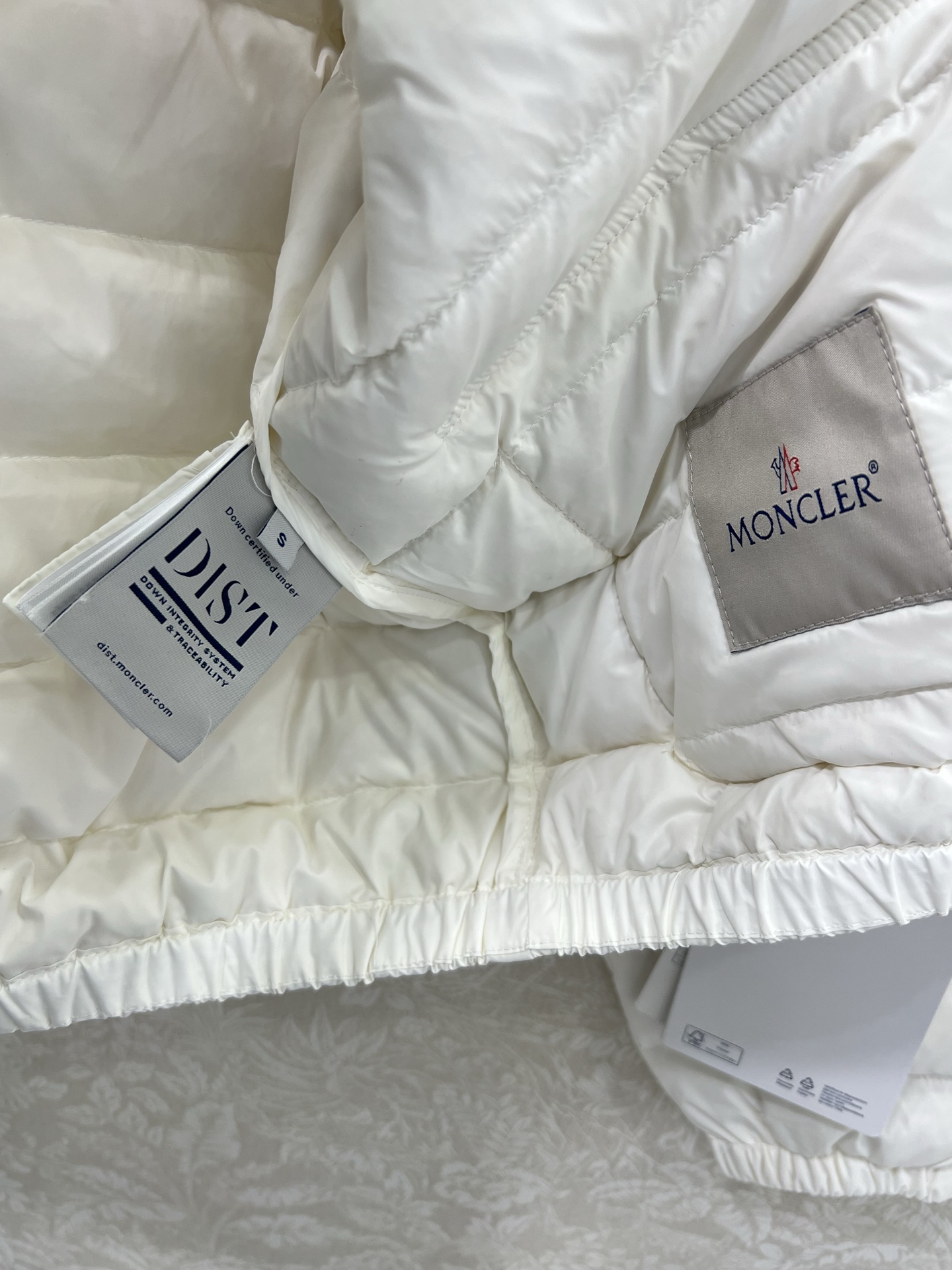 🔥🔥MONCL*R 蒙/口 25新款面包羽绒服 经典前大口袋设计 袖子品牌袖标 原版定制记忆丝质感超赞 