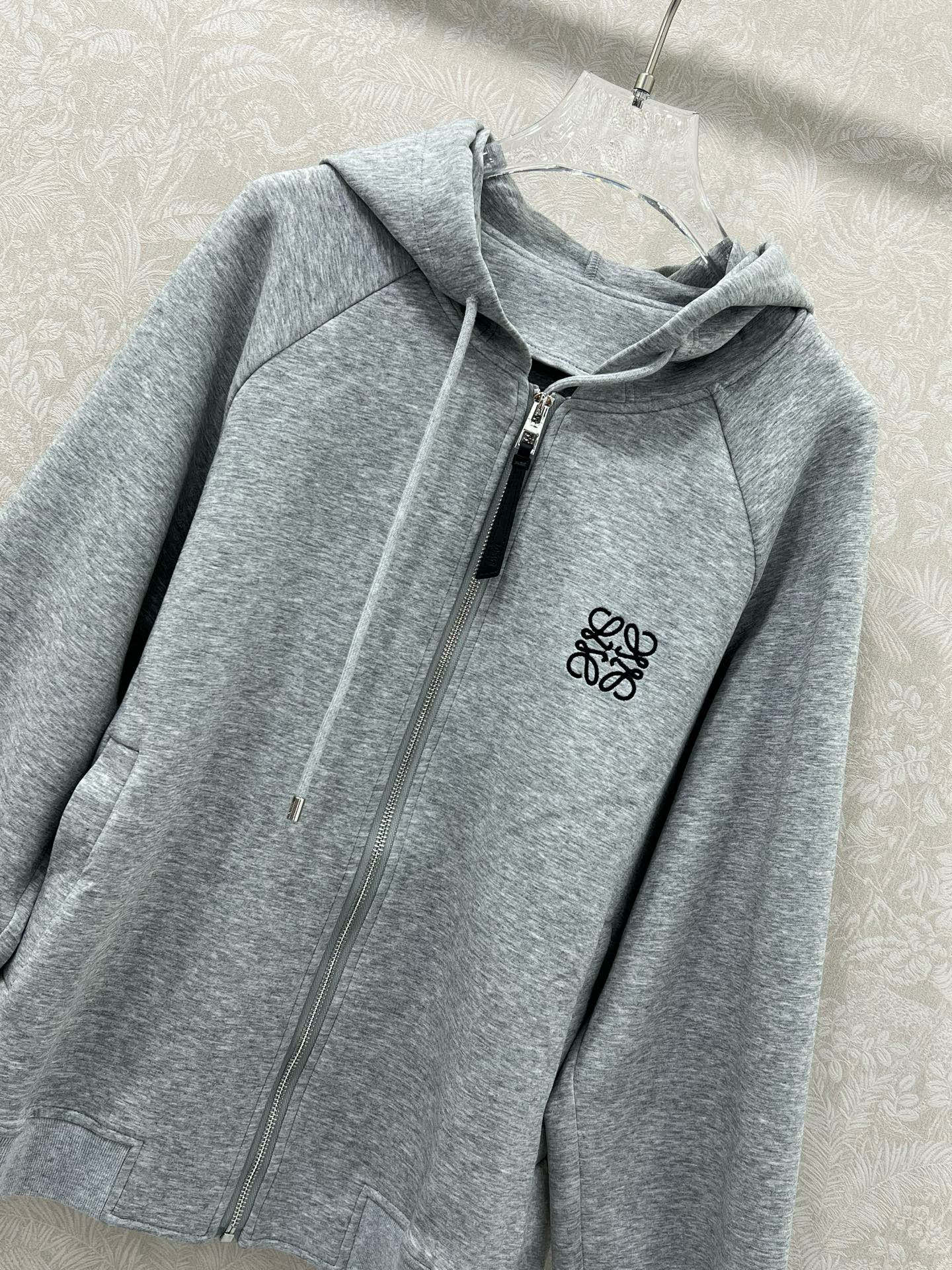 🔥🔥 Loew*25新款套装  整套出售 连帽外套➕小直筒长裤的组合  外套裤子均以logo刺绣装饰 裤