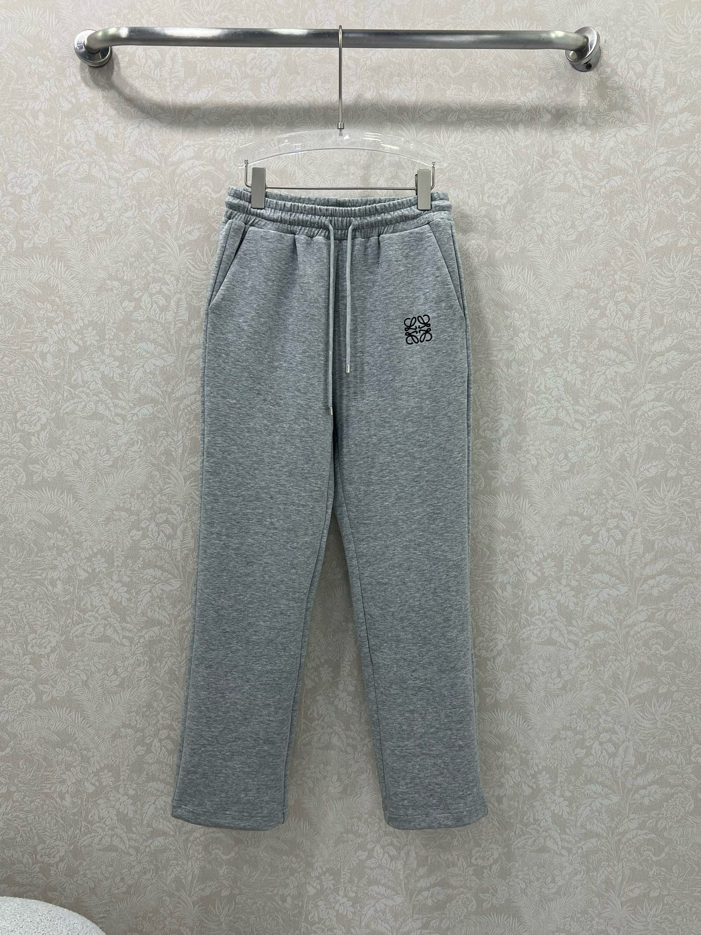 🔥🔥 Loew*25新款套装  整套出售 连帽外套➕小直筒长裤的组合  外套裤子均以logo刺绣装饰 裤
