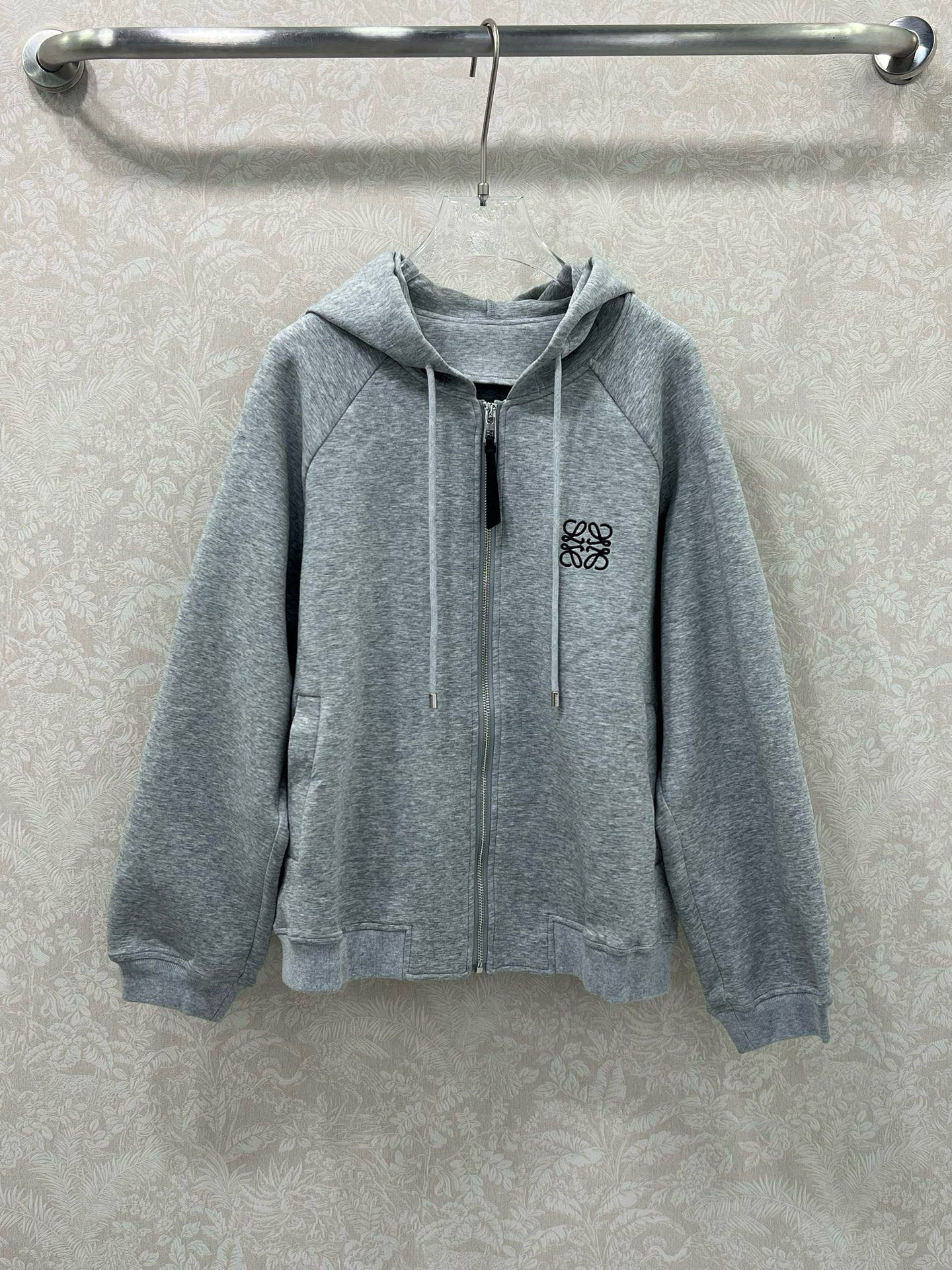 🔥🔥 Loew*25新款套装  整套出售 连帽外套➕小直筒长裤的组合  外套裤子均以logo刺绣装饰 裤