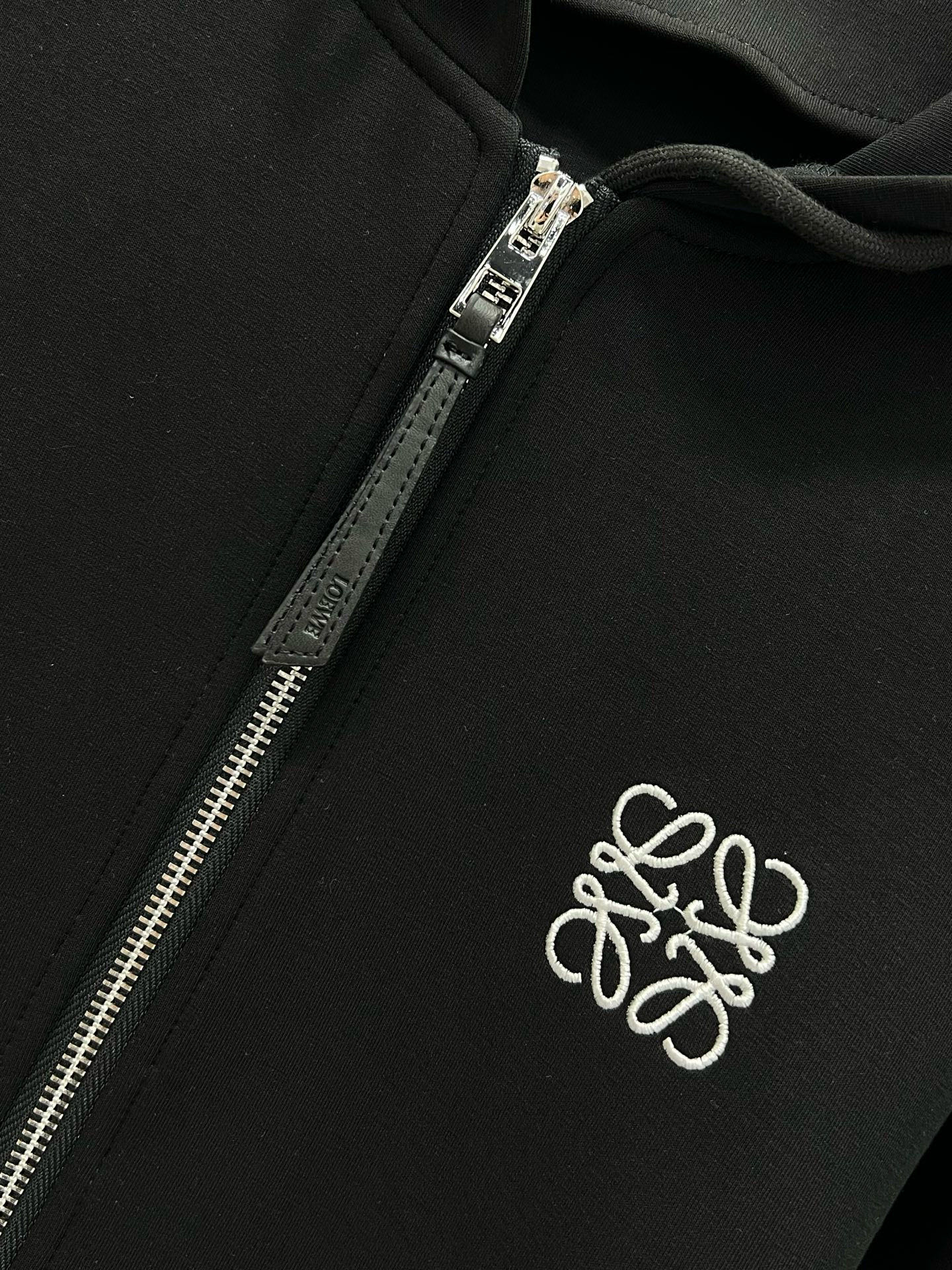 🔥🔥 Loew*25新款套装  整套出售 连帽外套➕小直筒长裤的组合  外套裤子均以logo刺绣装饰 裤