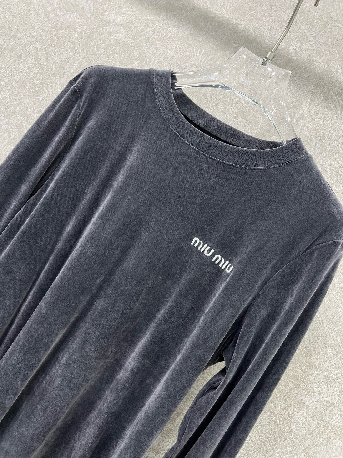 🔥🔥miumi*25新款丝绒打底衫~纯色系简单大方 胸前经典英文logo  丝绒面料亲肤又高档  超级舒