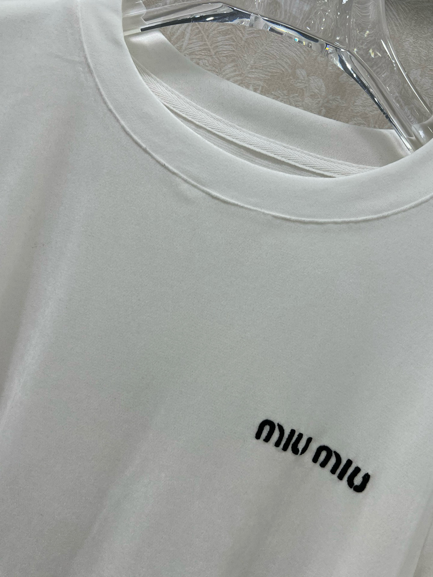 🔥🔥miumi*25新款丝绒打底衫~纯色系简单大方 胸前经典英文logo  丝绒面料亲肤又高档  超级舒