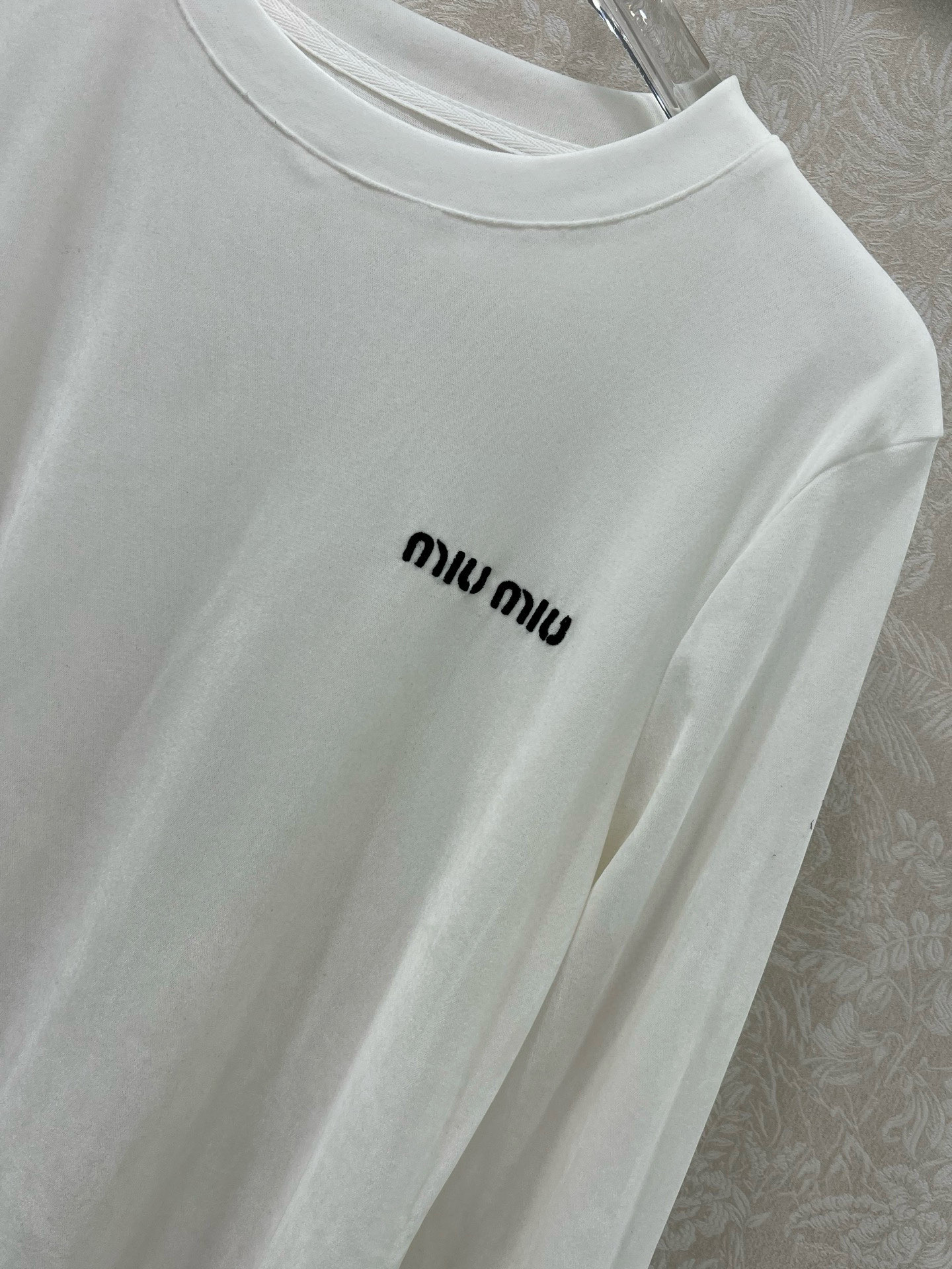 🔥🔥miumi*25新款丝绒打底衫~纯色系简单大方 胸前经典英文logo  丝绒面料亲肤又高档  超级舒