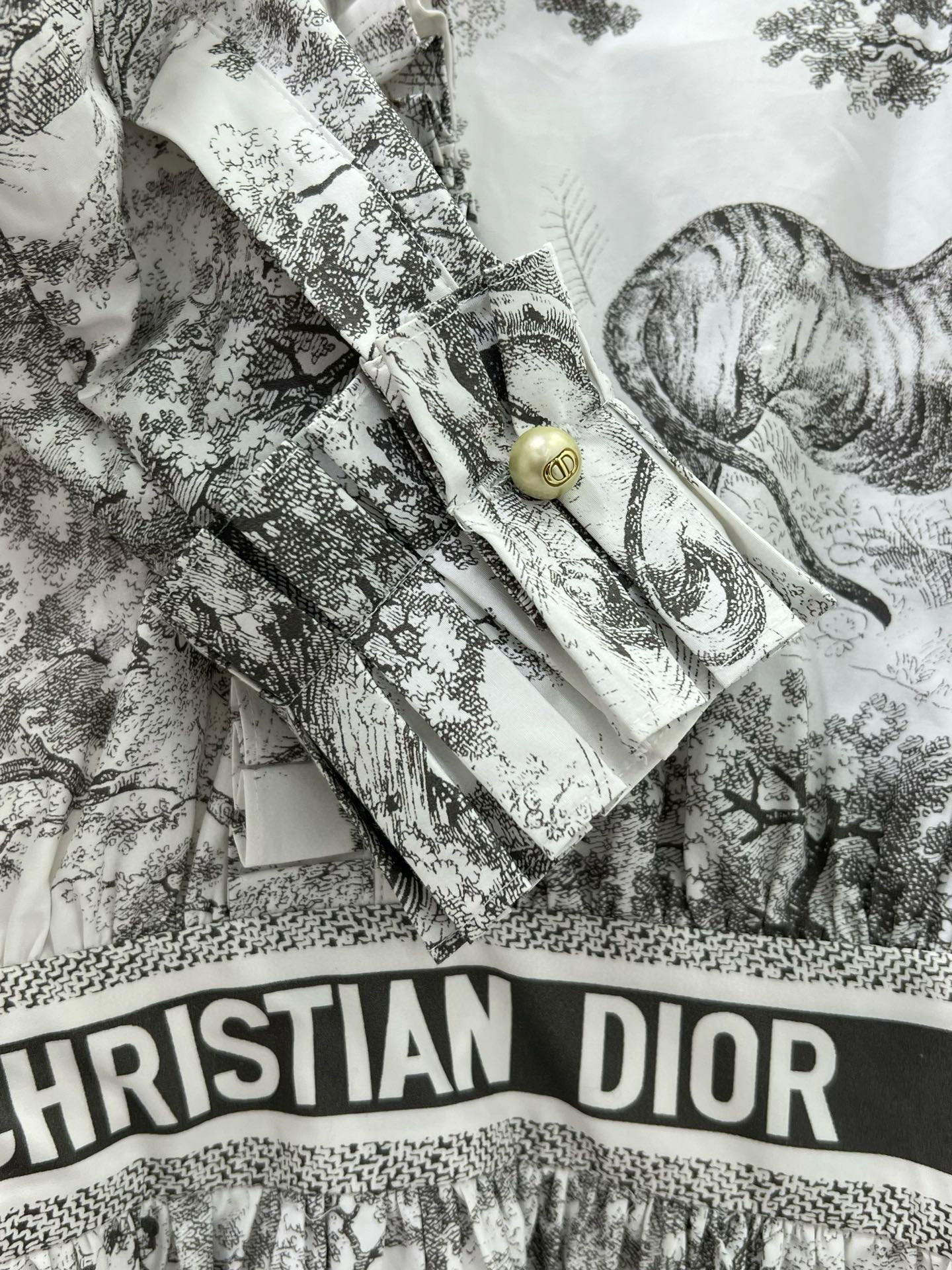 🔥🔥Dio*25新款褶皱前襟长袖连衣裙 日常穿搭首选  经典丛林动物老虎🐅花色 腰间字母logo点缀  