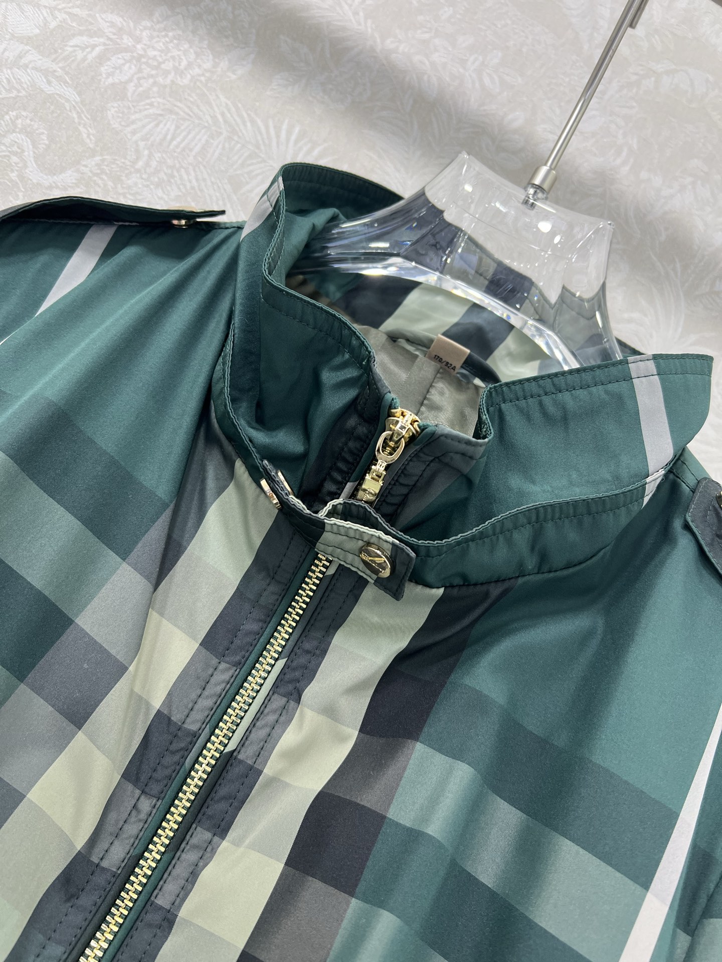 🔥🔥Burbe*ry25新款小立领防晒冲锋衣外套  整体经典格纹内衬呈现 Vintage 复古暗纹格纹。