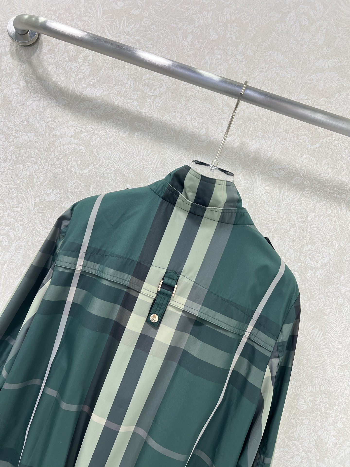 🔥🔥Burbe*ry25新款小立领防晒冲锋衣外套  整体经典格纹内衬呈现 Vintage 复古暗纹格纹。