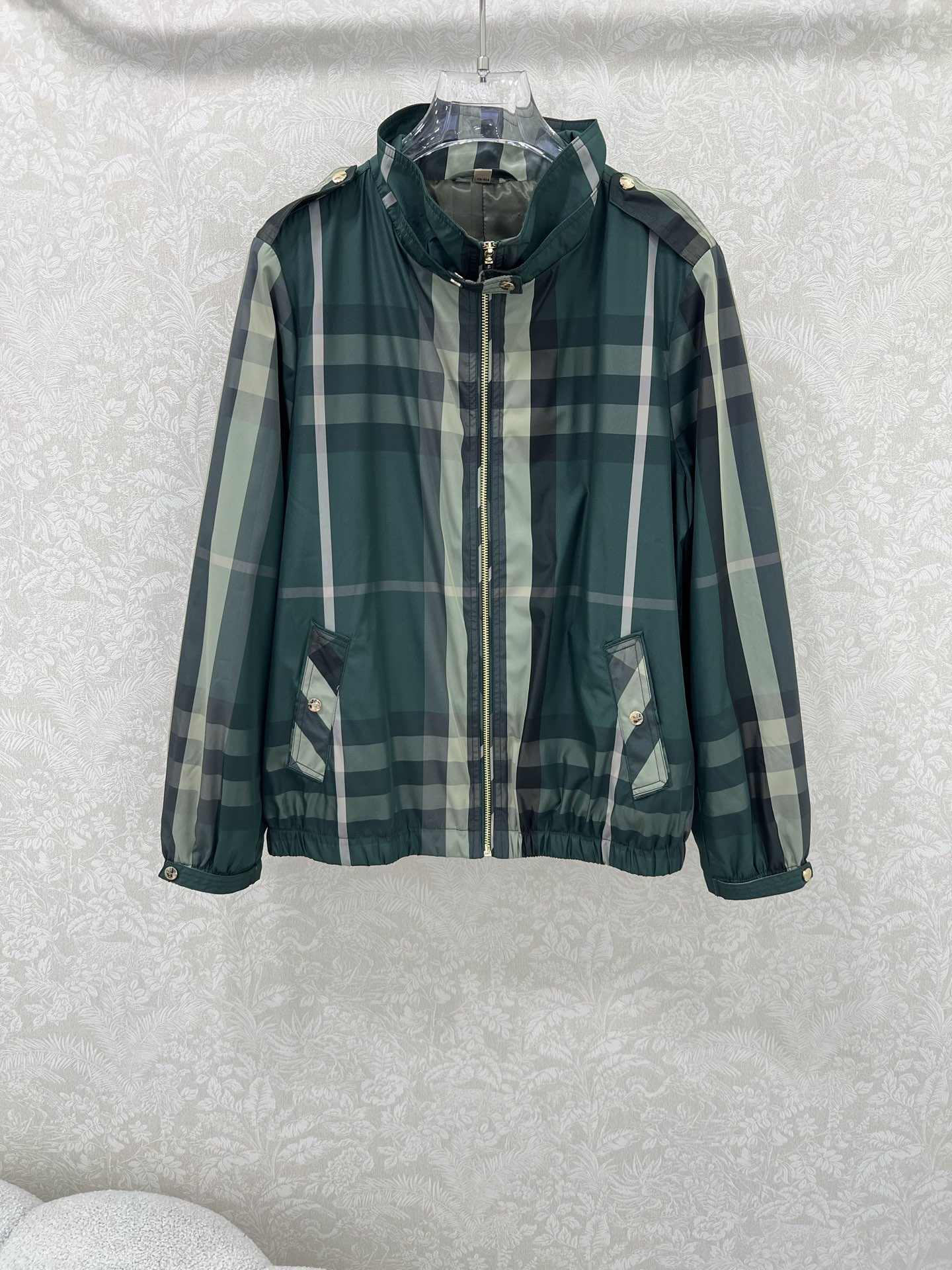🔥🔥Burbe*ry25新款小立领防晒冲锋衣外套  整体经典格纹内衬呈现 Vintage 复古暗纹格纹。
