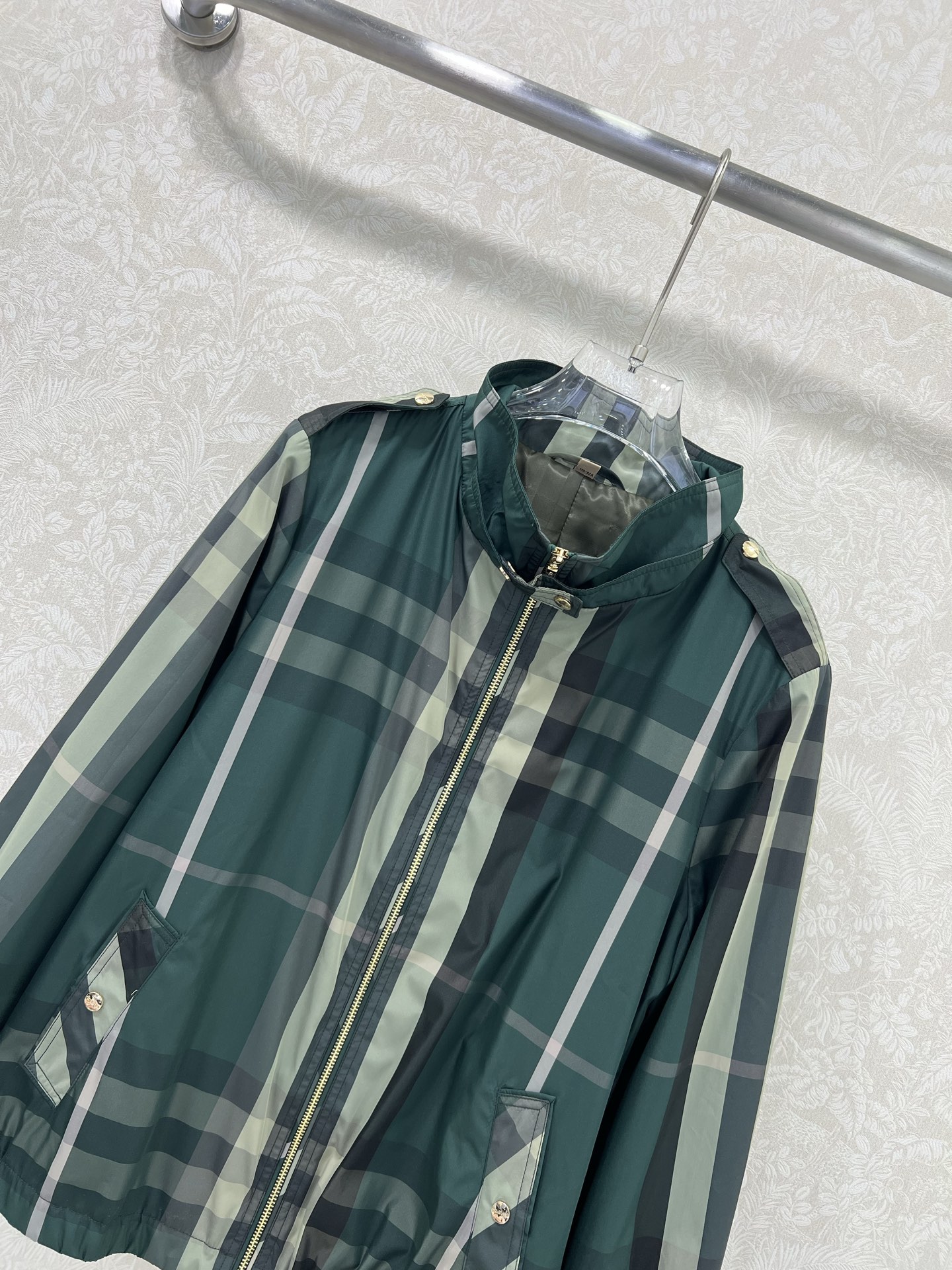 🔥🔥Burbe*ry25新款小立领防晒冲锋衣外套  整体经典格纹内衬呈现 Vintage 复古暗纹格纹。