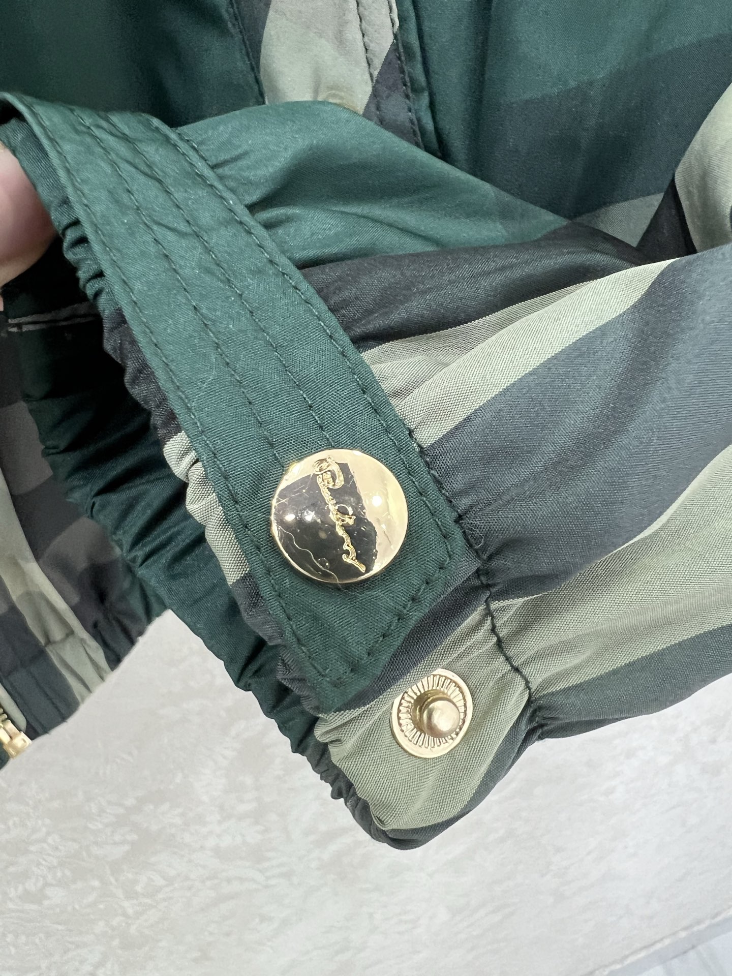 🔥🔥Burbe*ry25新款小立领防晒冲锋衣外套  整体经典格纹内衬呈现 Vintage 复古暗纹格纹。