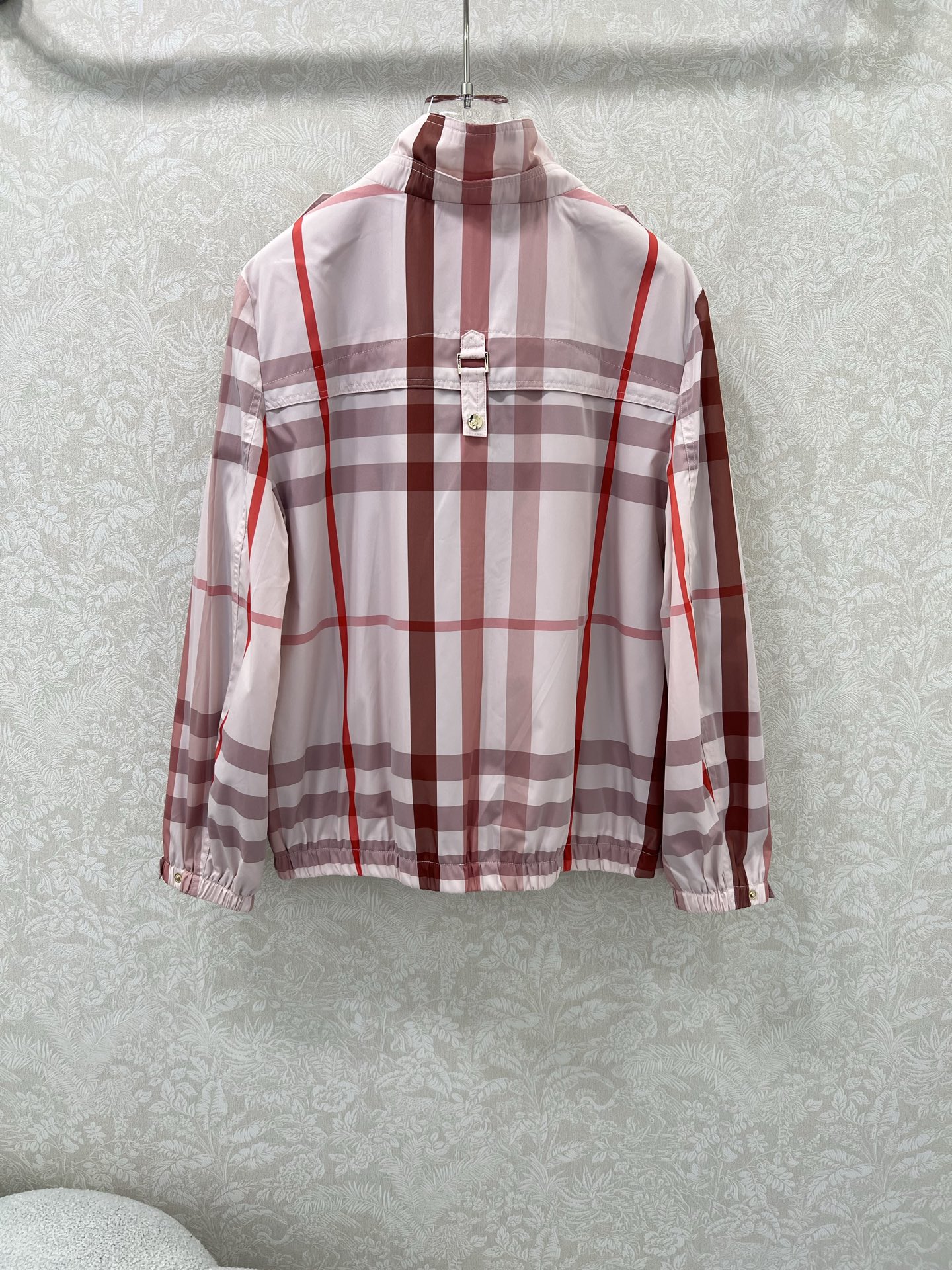 🔥🔥Burbe*ry25新款小立领防晒冲锋衣外套  整体经典格纹内衬呈现 Vintage 复古暗纹格纹。