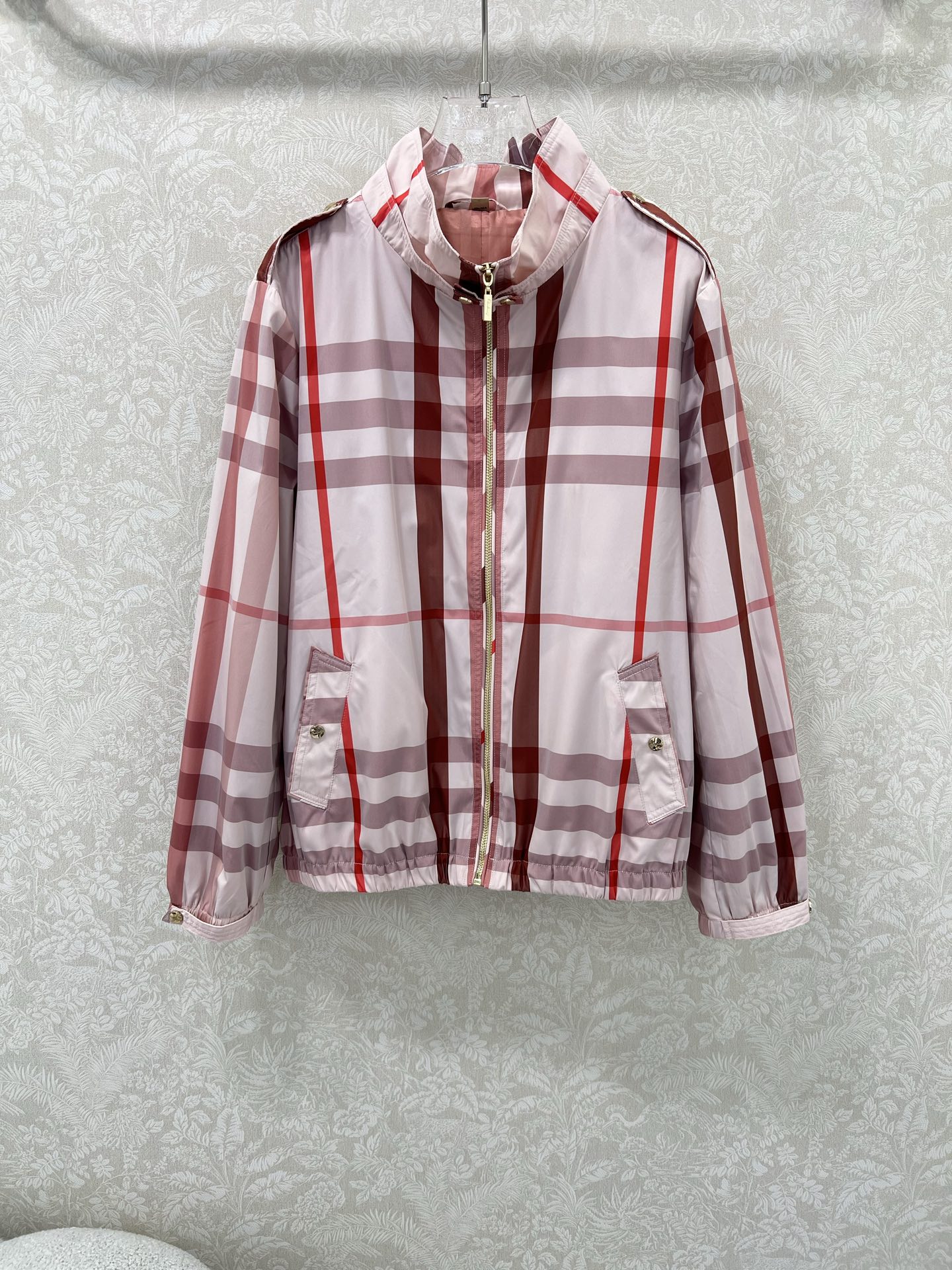 🔥🔥Burbe*ry25新款小立领防晒冲锋衣外套  整体经典格纹内衬呈现 Vintage 复古暗纹格纹。