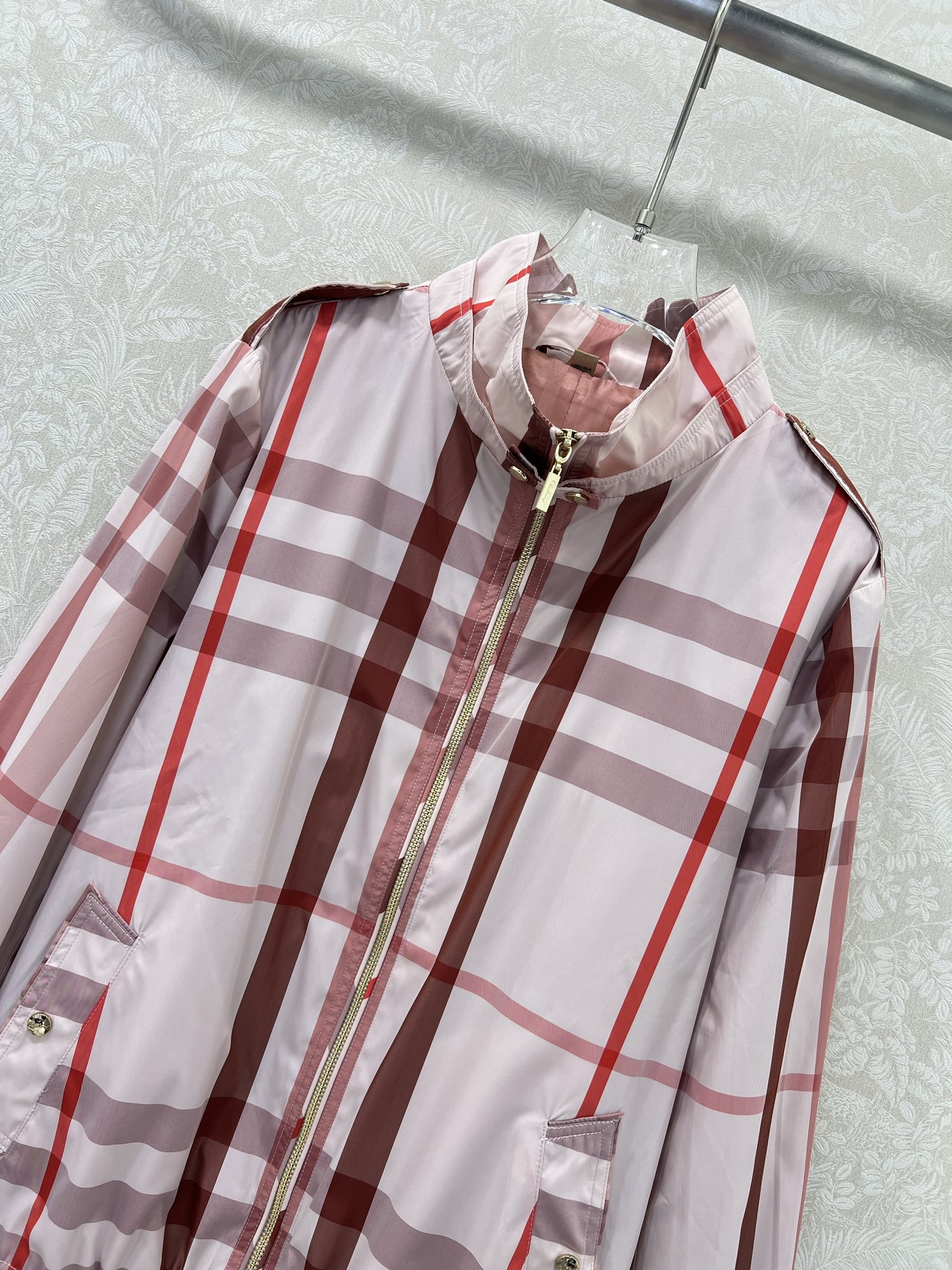 🔥🔥Burbe*ry25新款小立领防晒冲锋衣外套  整体经典格纹内衬呈现 Vintage 复古暗纹格纹。