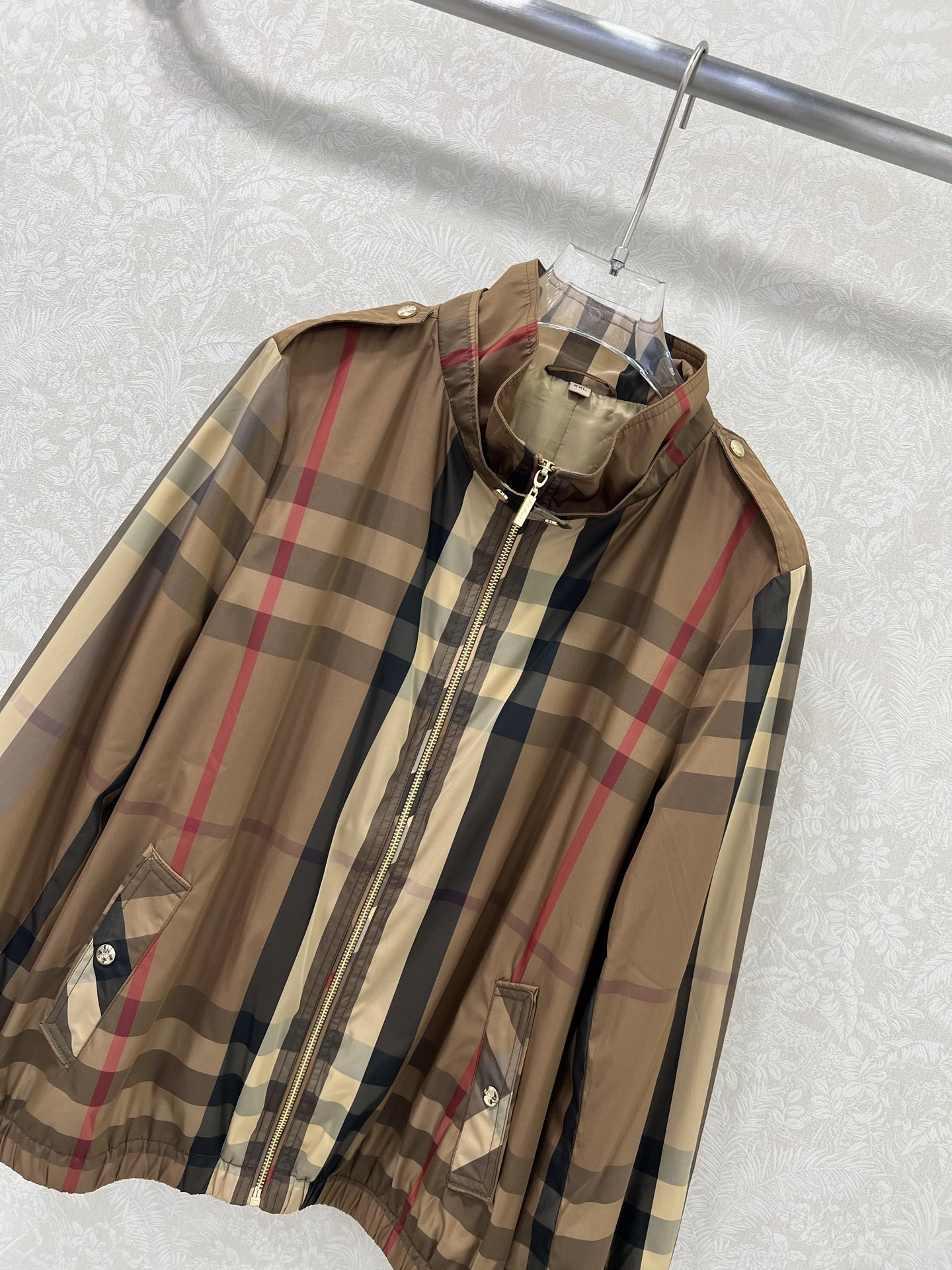 🔥🔥Burbe*ry25新款小立领防晒冲锋衣外套  整体经典格纹内衬呈现 Vintage 复古暗纹格纹。