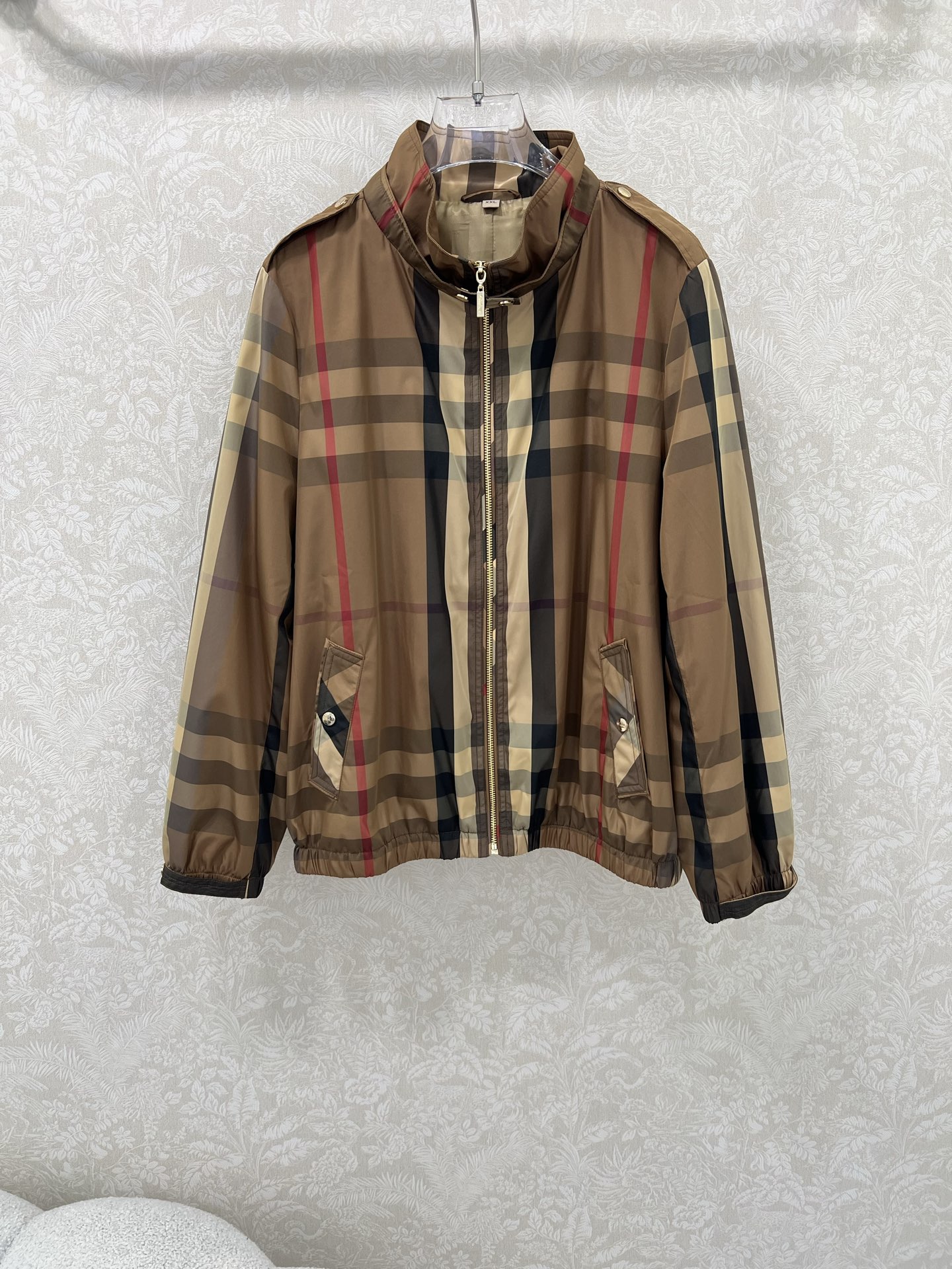 🔥🔥Burbe*ry25新款小立领防晒冲锋衣外套  整体经典格纹内衬呈现 Vintage 复古暗纹格纹。