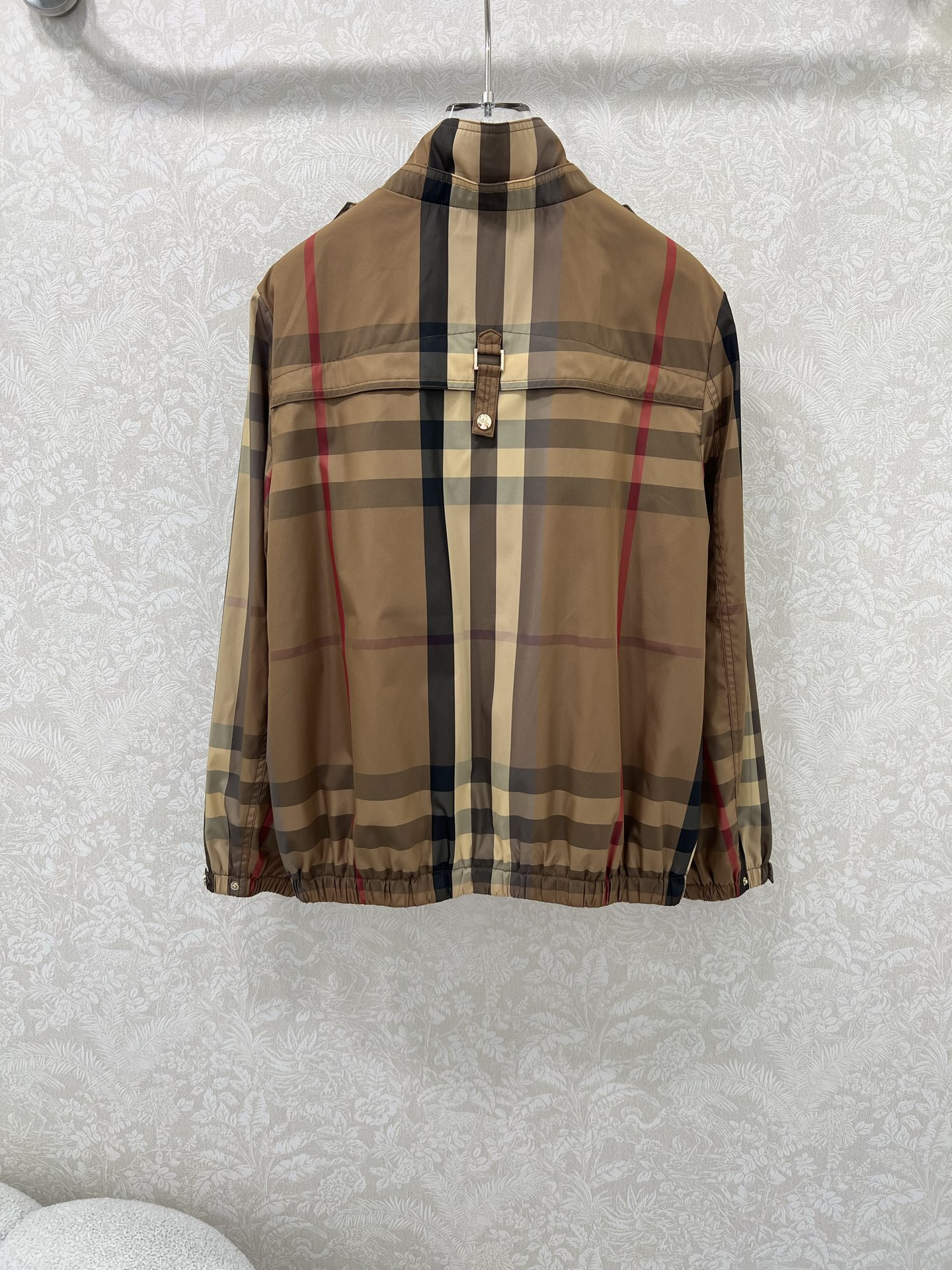 🔥🔥Burbe*ry25新款小立领防晒冲锋衣外套  整体经典格纹内衬呈现 Vintage 复古暗纹格纹。