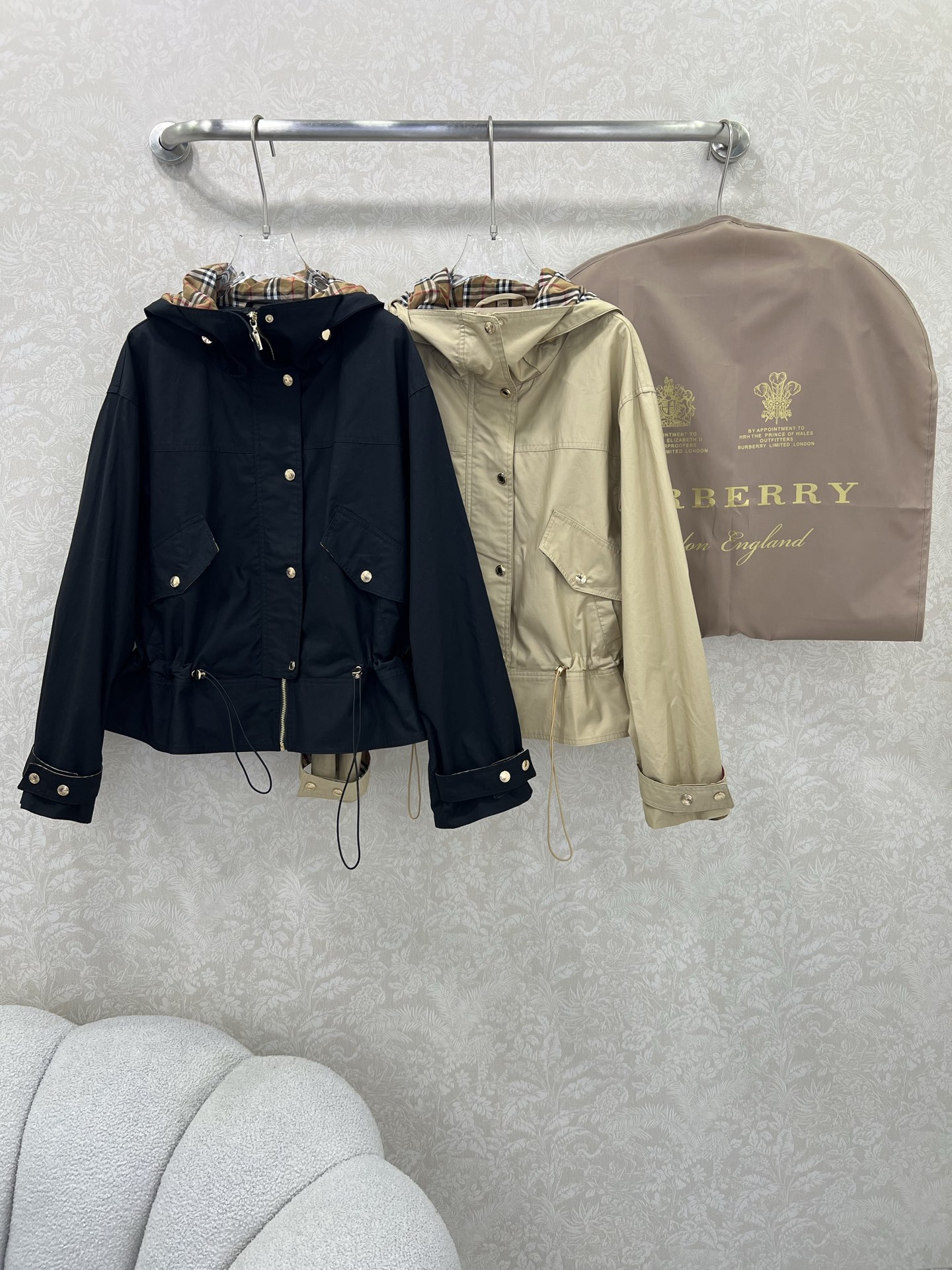 🔥🔥Burbe*ry25新款连帽拉链单排扣夹克外套 （不配防尘袋‼️ ）帽子经典格纹内衬呈现 Vinta