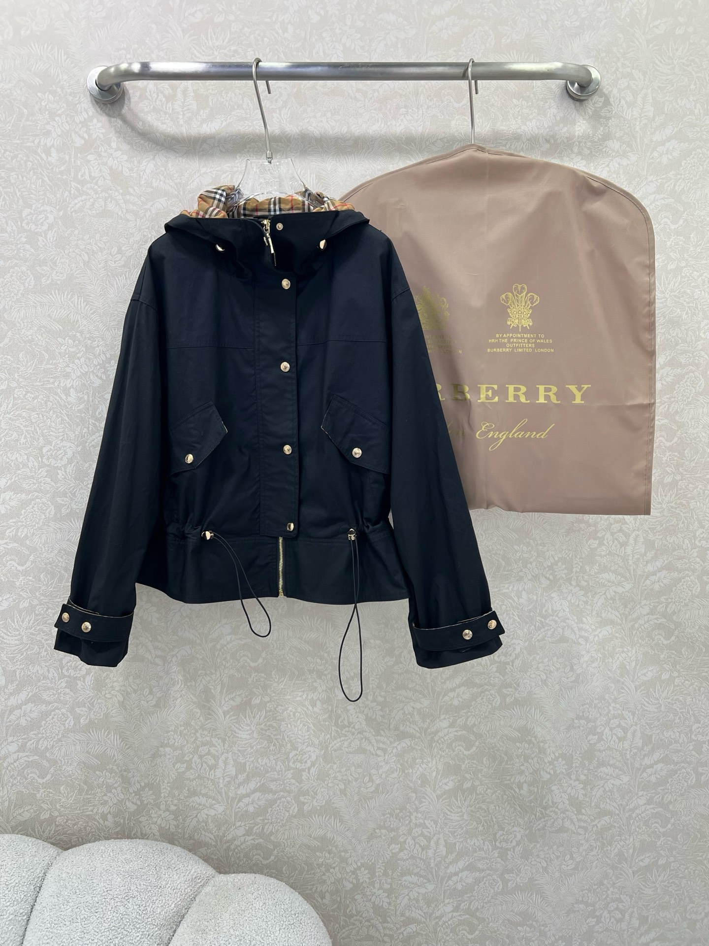 🔥🔥Burbe*ry25新款连帽拉链单排扣夹克外套 （不配防尘袋‼️ ）帽子经典格纹内衬呈现 Vinta