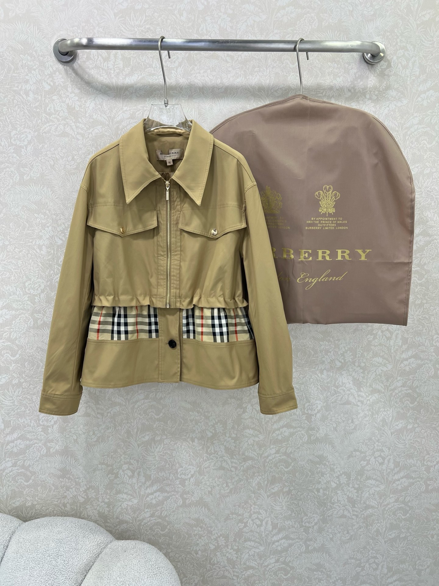 🔥🔥Burbe*ry25新款翻领拉链内单排扣夹克外套 （不配防尘袋‼️）经典拼接格纹内衬呈现 Vinta