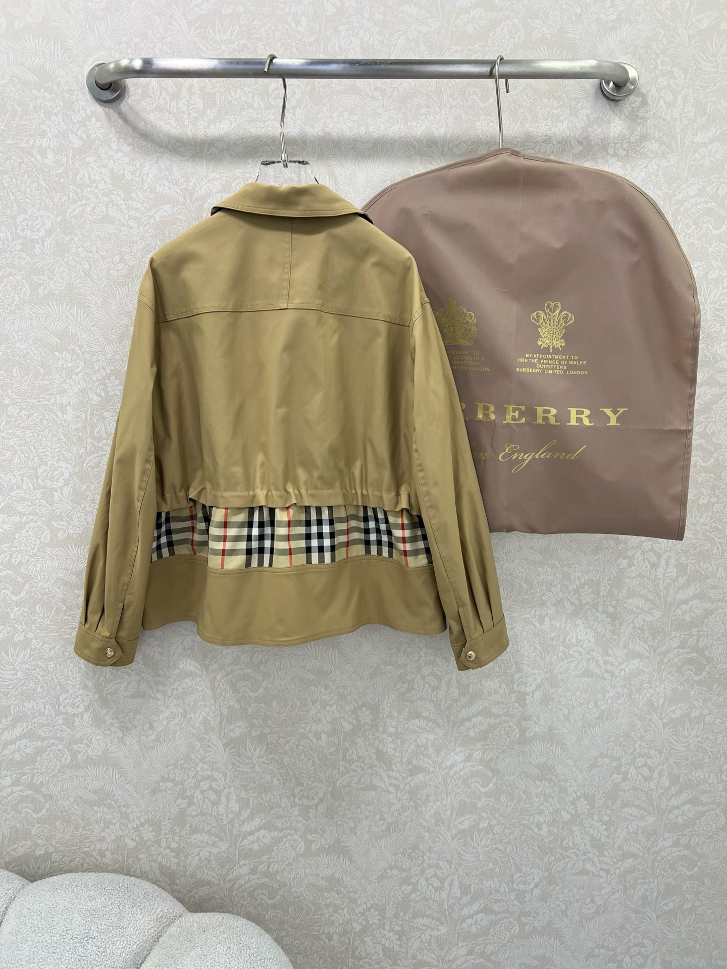 🔥🔥Burbe*ry25新款翻领拉链内单排扣夹克外套 （不配防尘袋‼️）经典拼接格纹内衬呈现 Vinta