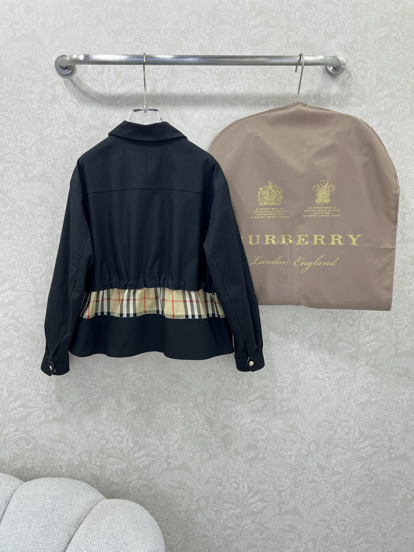 🔥🔥Burbe*ry25新款翻领拉链内单排扣夹克外套 （不配防尘袋‼️）经典拼接格纹内衬呈现 Vinta