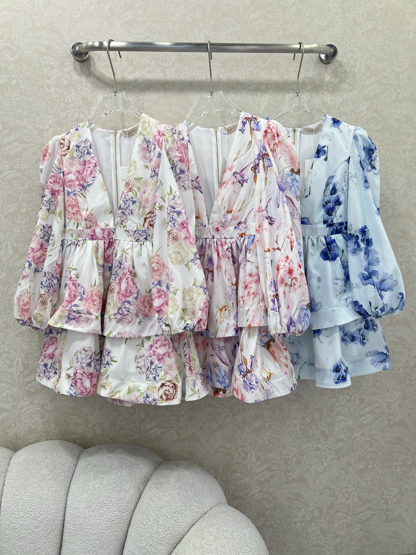 🔥🔥Zimmerman*兹/默曼 25新款花卉花朵🌸印花连衣裙、V领灯笼袖双层下摆设计腰身褶皱勾勒腰线 