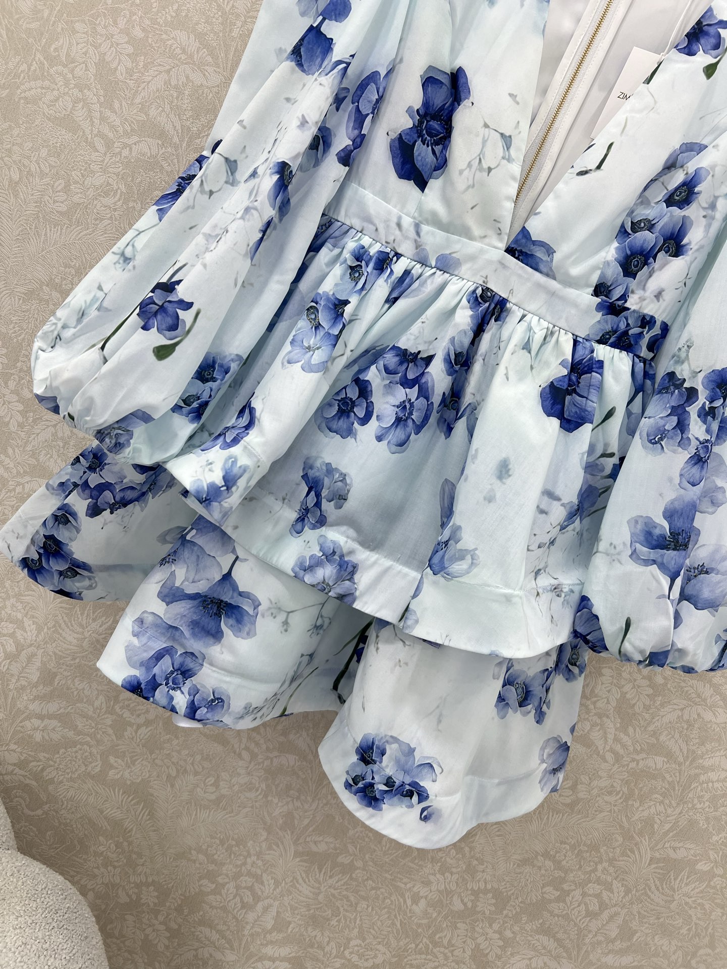 🔥🔥Zimmerman*兹/默曼 25新款花卉花朵🌸印花连衣裙、V领灯笼袖双层下摆设计腰身褶皱勾勒腰线 