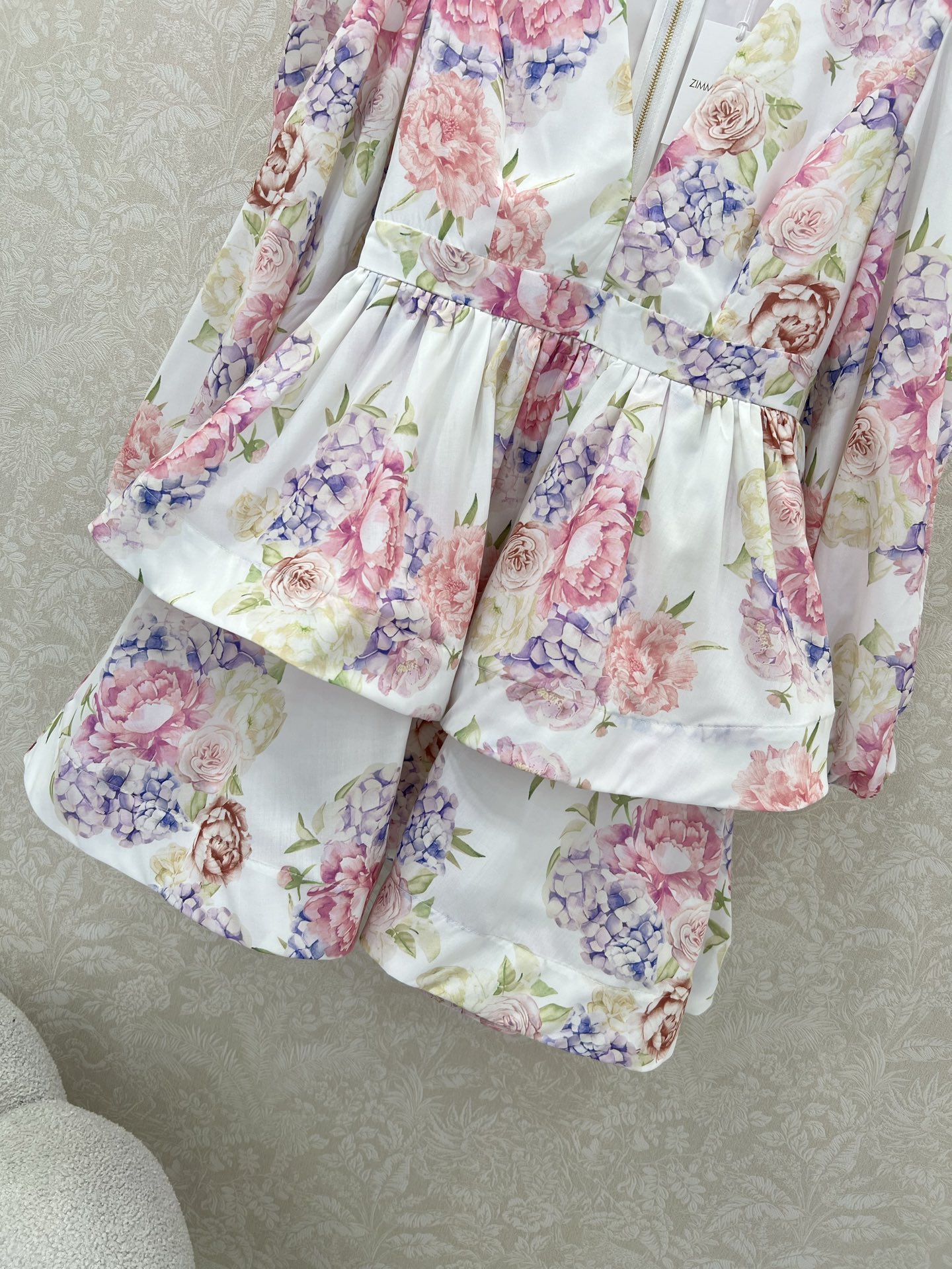 🔥🔥Zimmerman*兹/默曼 25新款花卉花朵🌸印花连衣裙、V领灯笼袖双层下摆设计腰身褶皱勾勒腰线 
