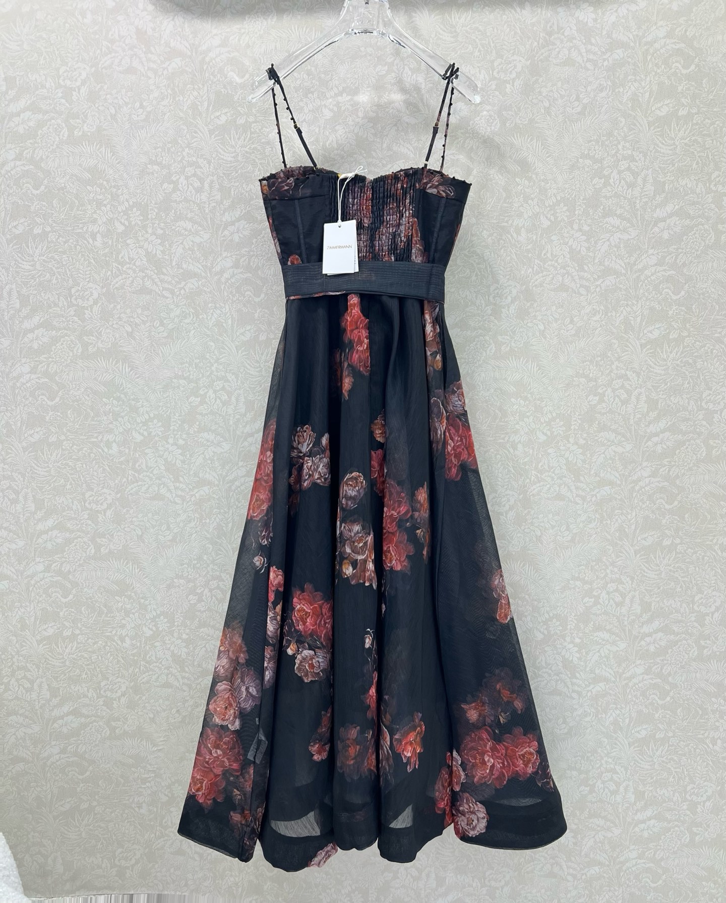 🔥🔥ZIMMERM*25新款玫瑰花印花吊带连衣裙 肩带订钻腰身褶皱勾勒腰线  选用亚麻面料制成，让人眼前