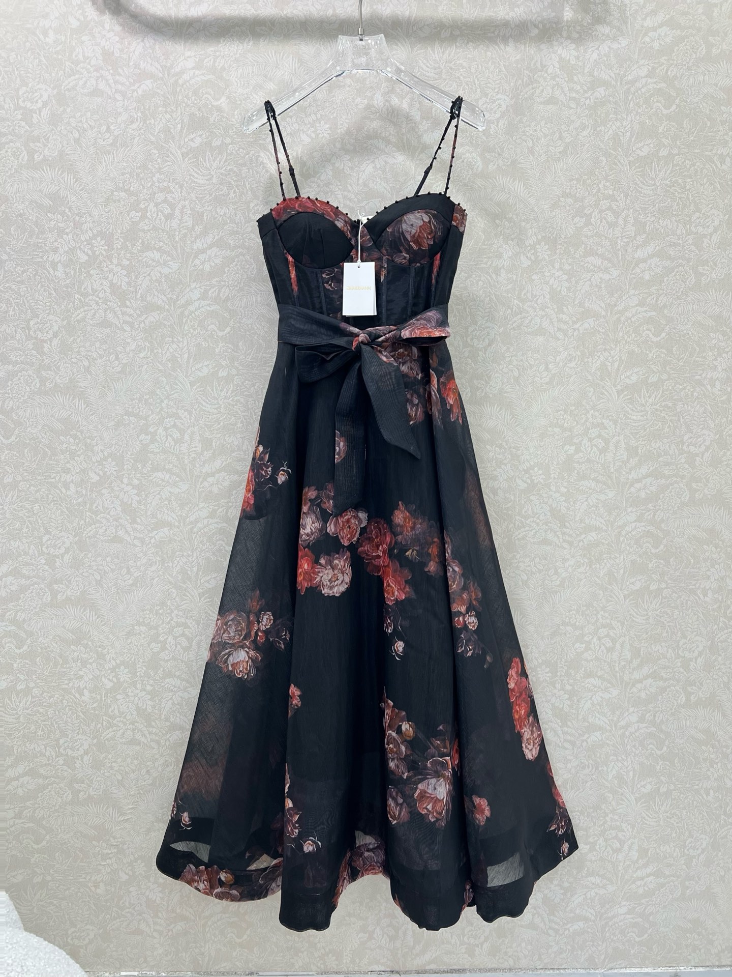 🔥🔥ZIMMERM*25新款玫瑰花印花吊带连衣裙 肩带订钻腰身褶皱勾勒腰线  选用亚麻面料制成，让人眼前