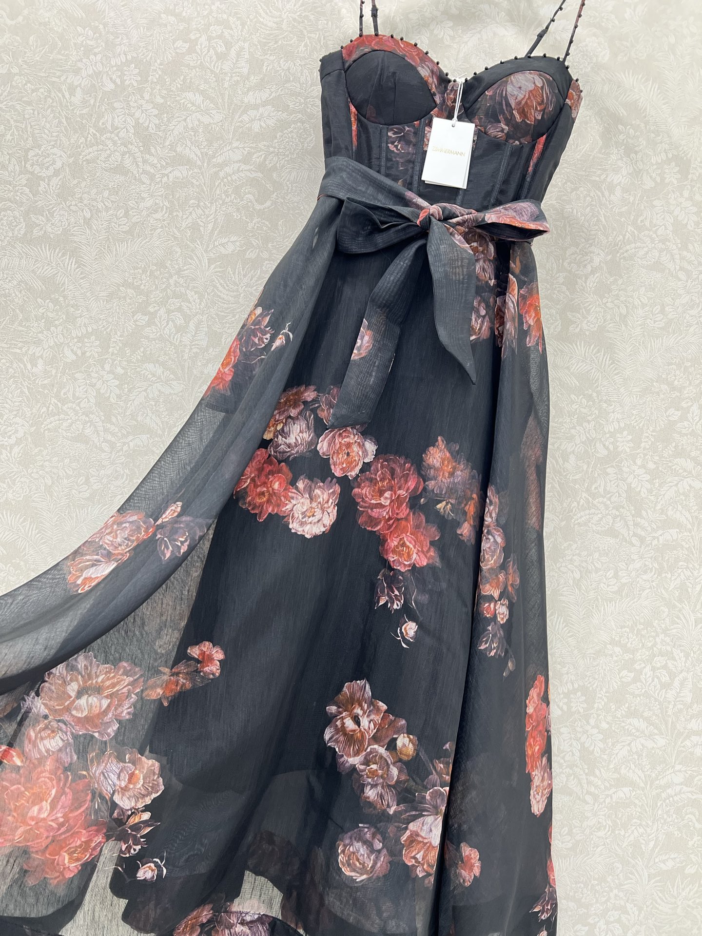 🔥🔥ZIMMERM*25新款玫瑰花印花吊带连衣裙 肩带订钻腰身褶皱勾勒腰线  选用亚麻面料制成，让人眼前